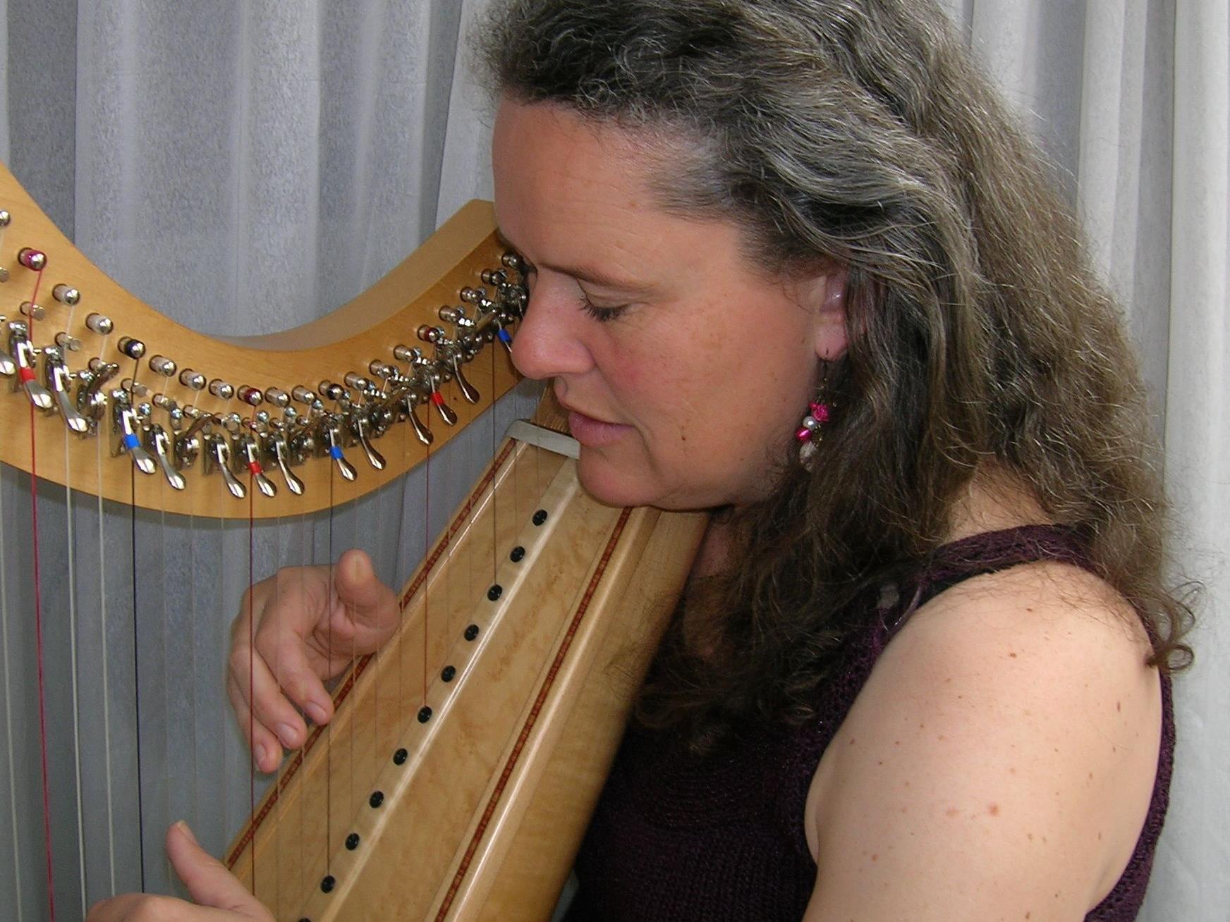 Sonja Bühler an der irischen Harfe