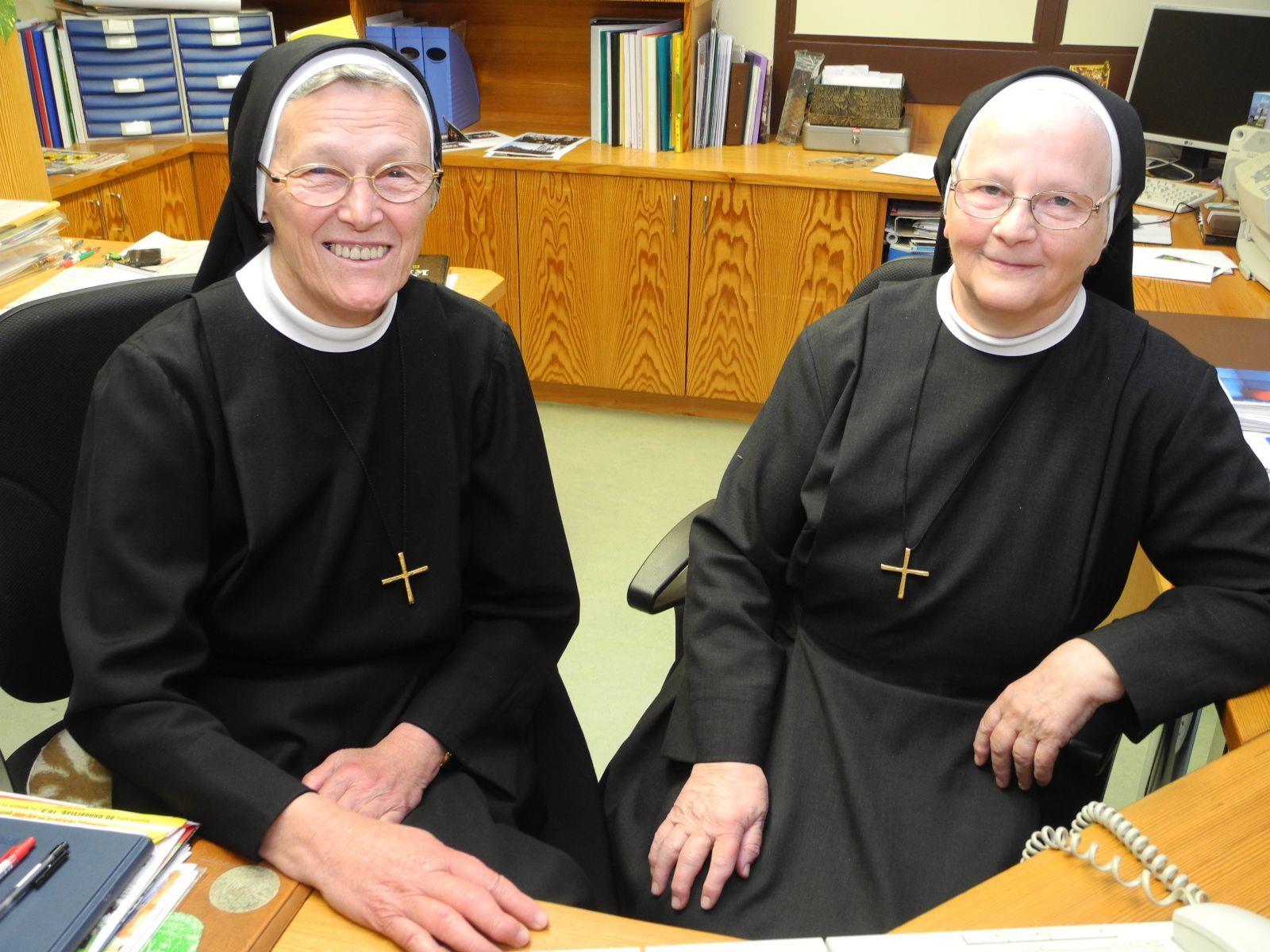 (l.) Schwester Eugenia Maria mit Schwester Anita in der Pforte des Institut St. Josef
