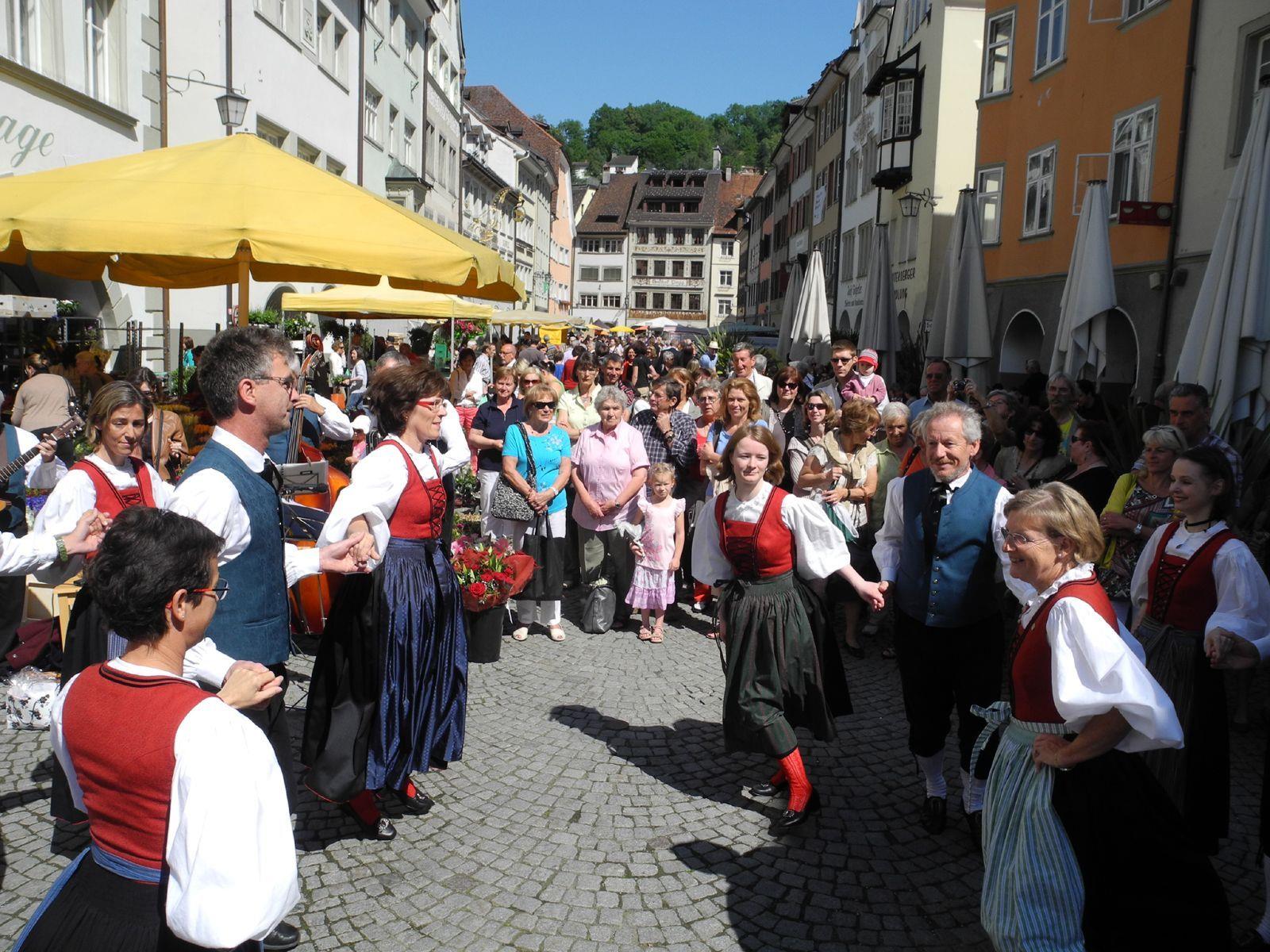 Der Auftanz der Trachtengruppe Feldkirch begeisterte am Samstag hunderte Besucher des Wochenmarktes