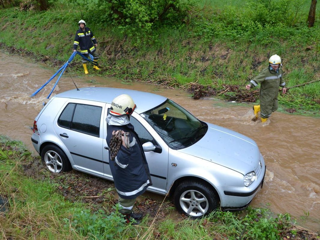 Dieses Auto rutschte in einen Bach Dieses Auto rutschte in einen Bach