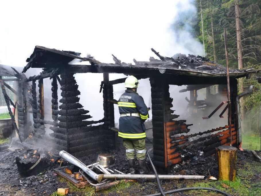 Diese Hütte löste einen Großeinsatz von fünf Feuerwehren aus Diese Hütte löste einen Großeinsatz von fünf Feuerwehren aus