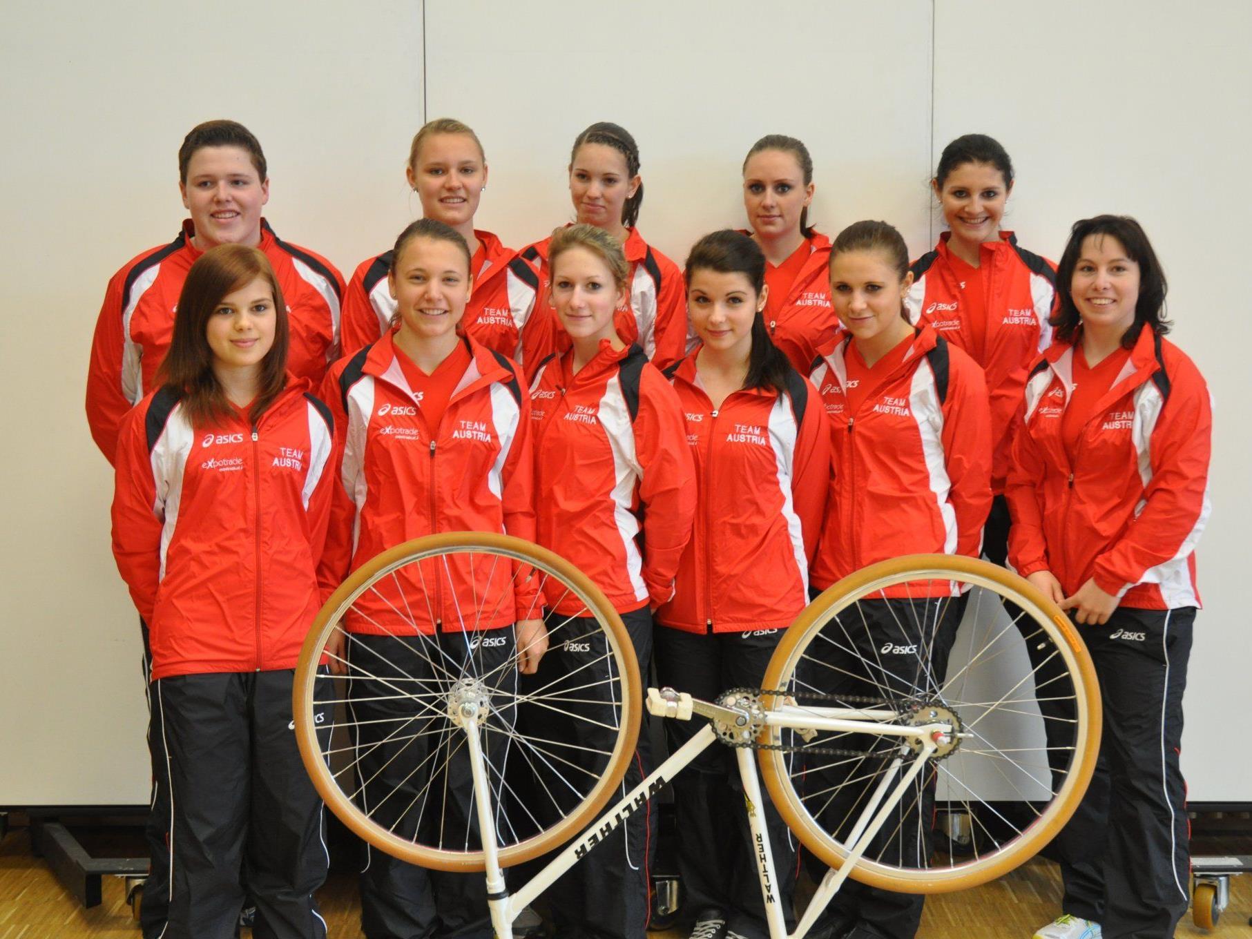Österreichs Kunstradteam für Belgien mit Bundestrainerin Claudia Tagwercher. (ganz rechts)