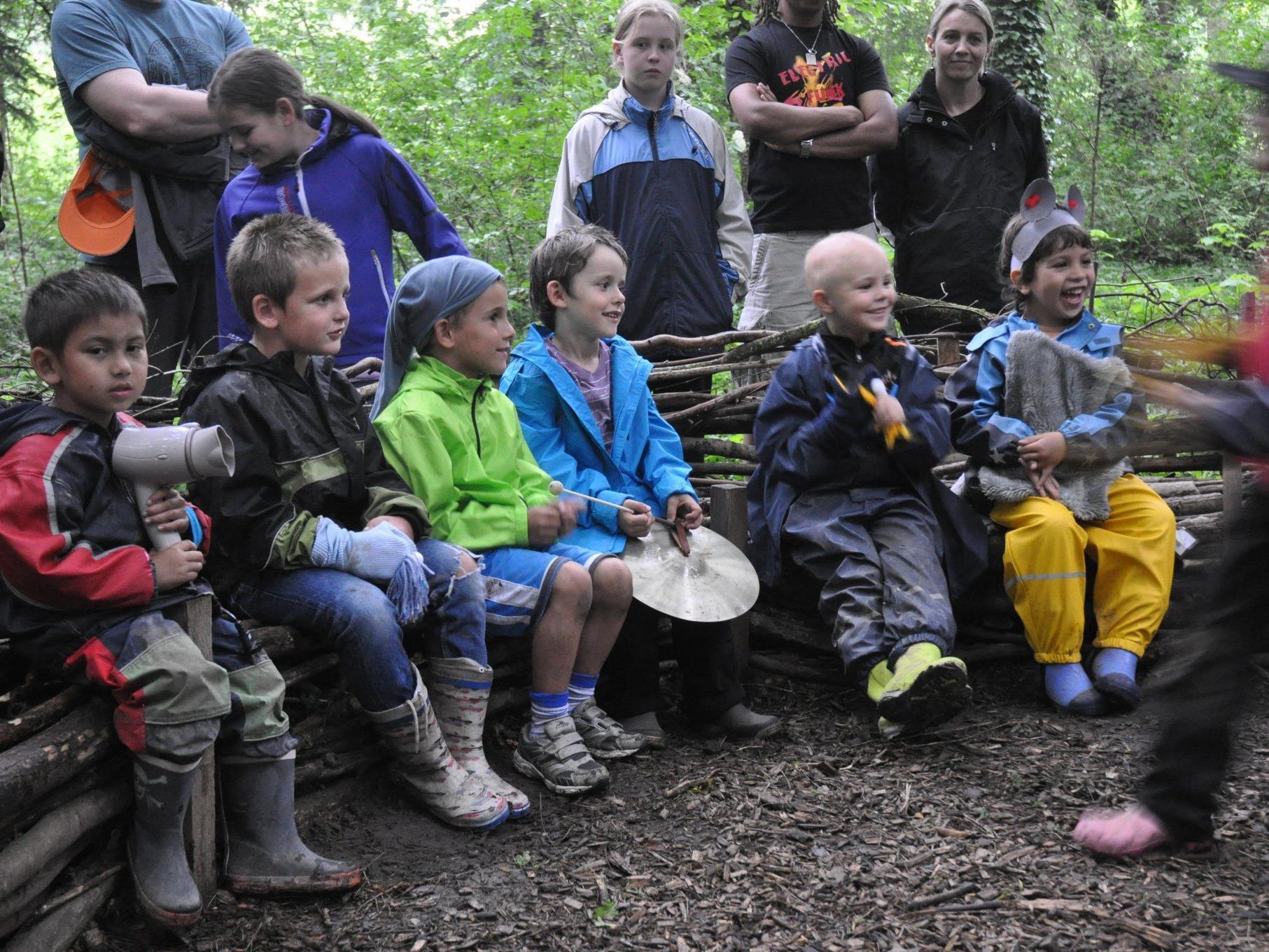 Die Kinder begrüßten ihre Eltern auf dem selbst gefertigten Waldsofa.