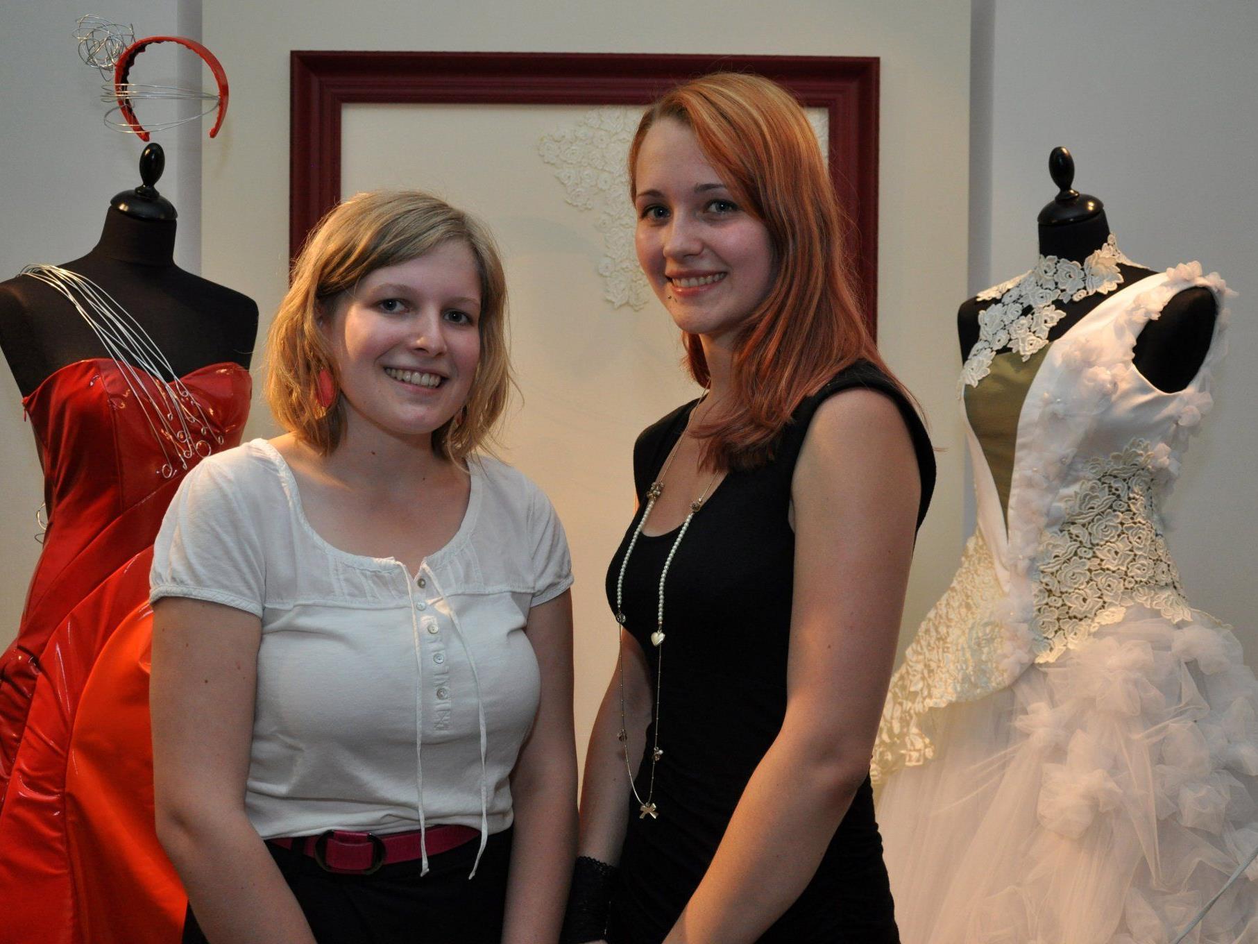 Die HTL-Studentinnen Maria Kopf und Magdalena Keller mit ihrer „BrautCouture 2012“.