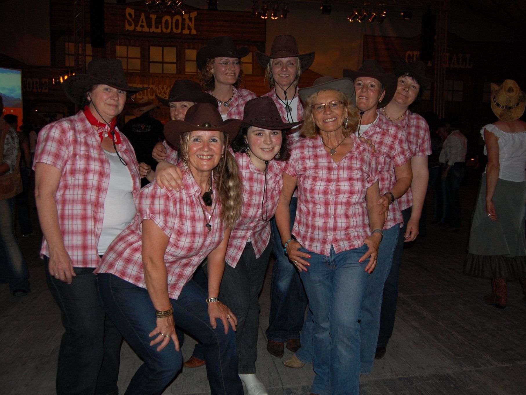 Westernkulisse und ausgesuchte Showeinlagen sorgen für gute Stimmung. Westernkulisse und ausgesuchte Showeinlagen sorgen für gute Stimmung.