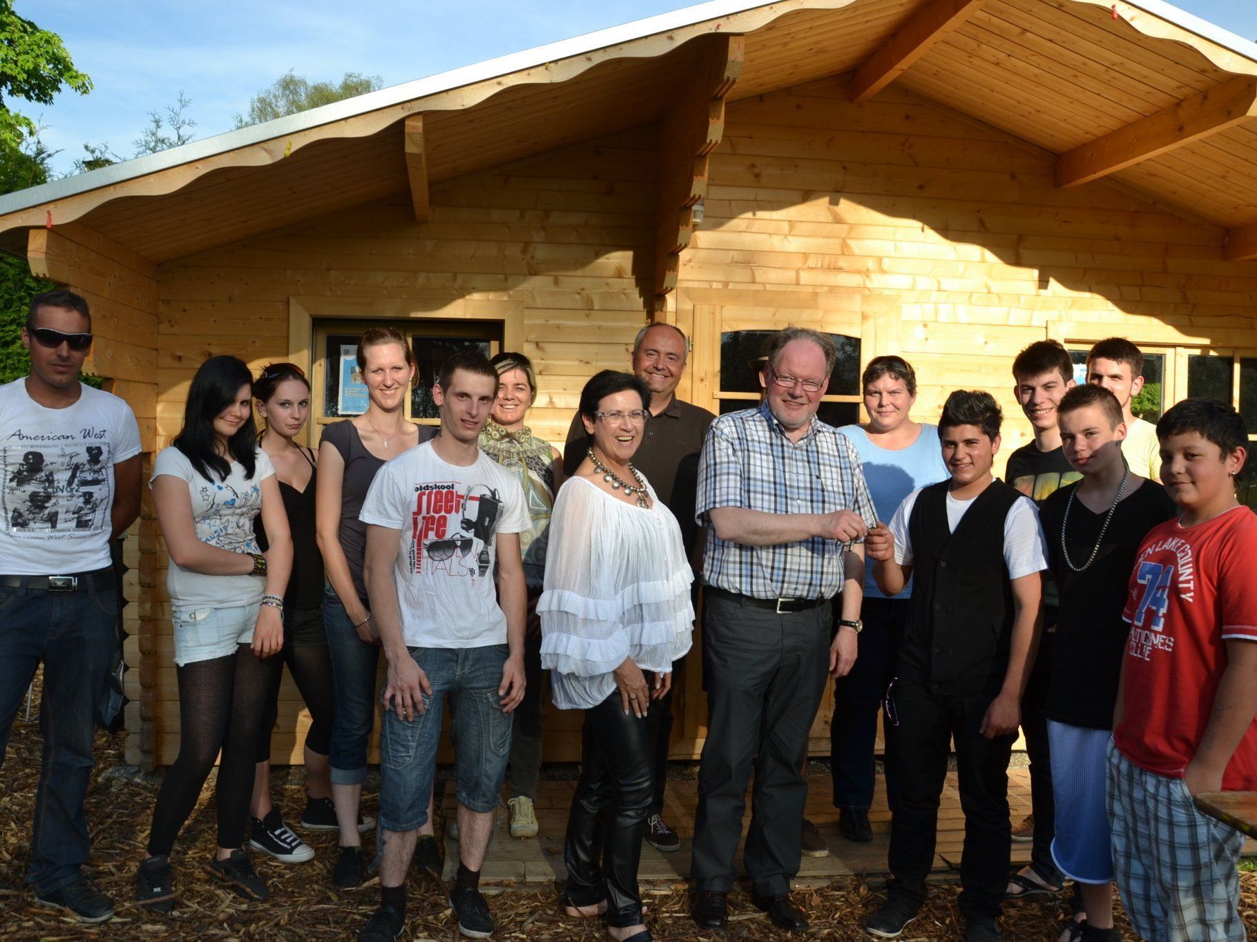 Bürgermeister Werner Huber bei der feierlichen Schlüsselübergabe vor dem Jugendtreff im Moos Bürgermeister Werner Huber bei der feierlichen Schlüsselübergabe vor dem Jugendtreff im Moos