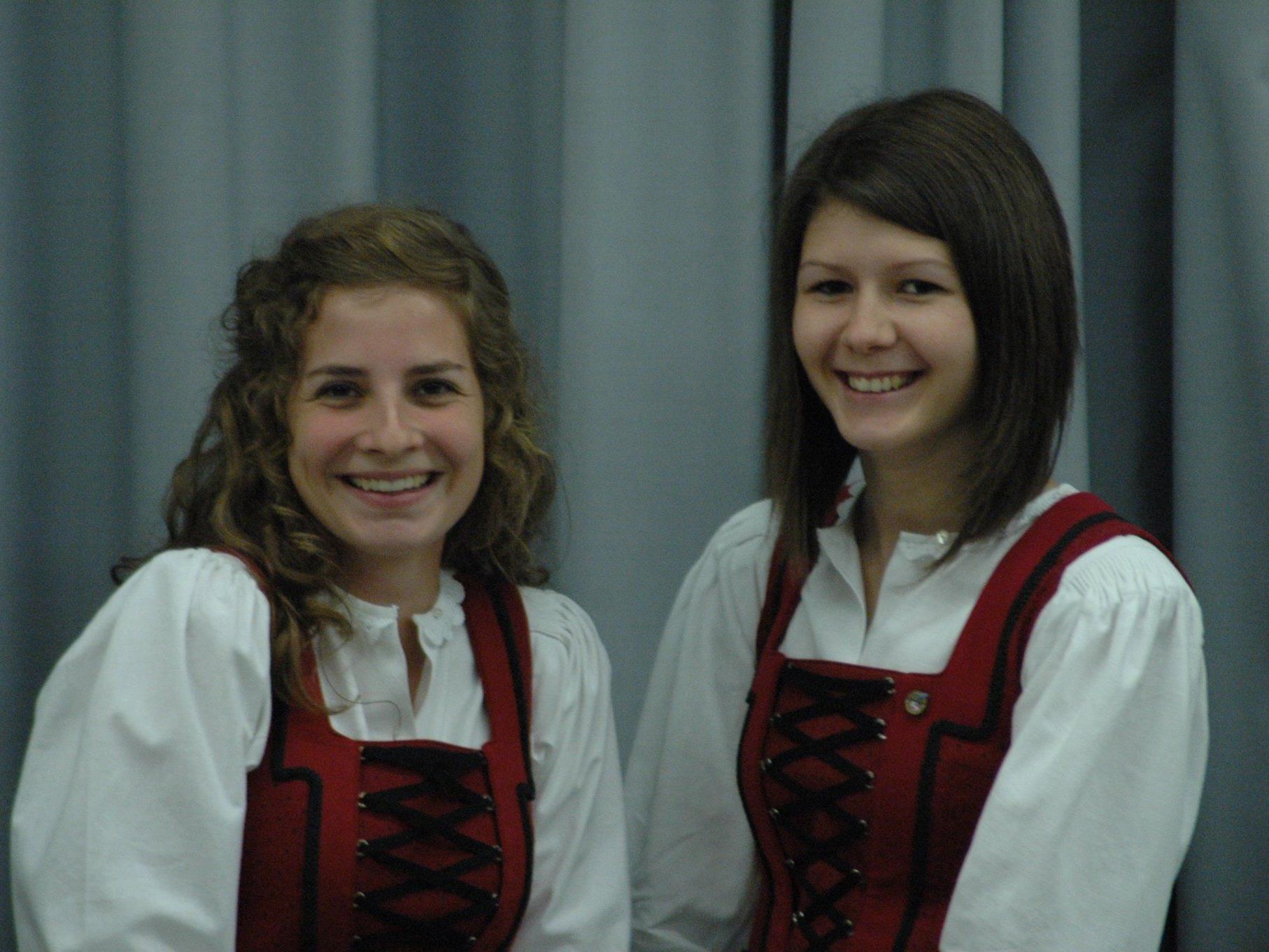 Spielen auch bei der Schützenmusik stark. FC Sulz Kapitän Sara Zimmermann (li) und die dreifache Torschützin Nadine Hatzer.
