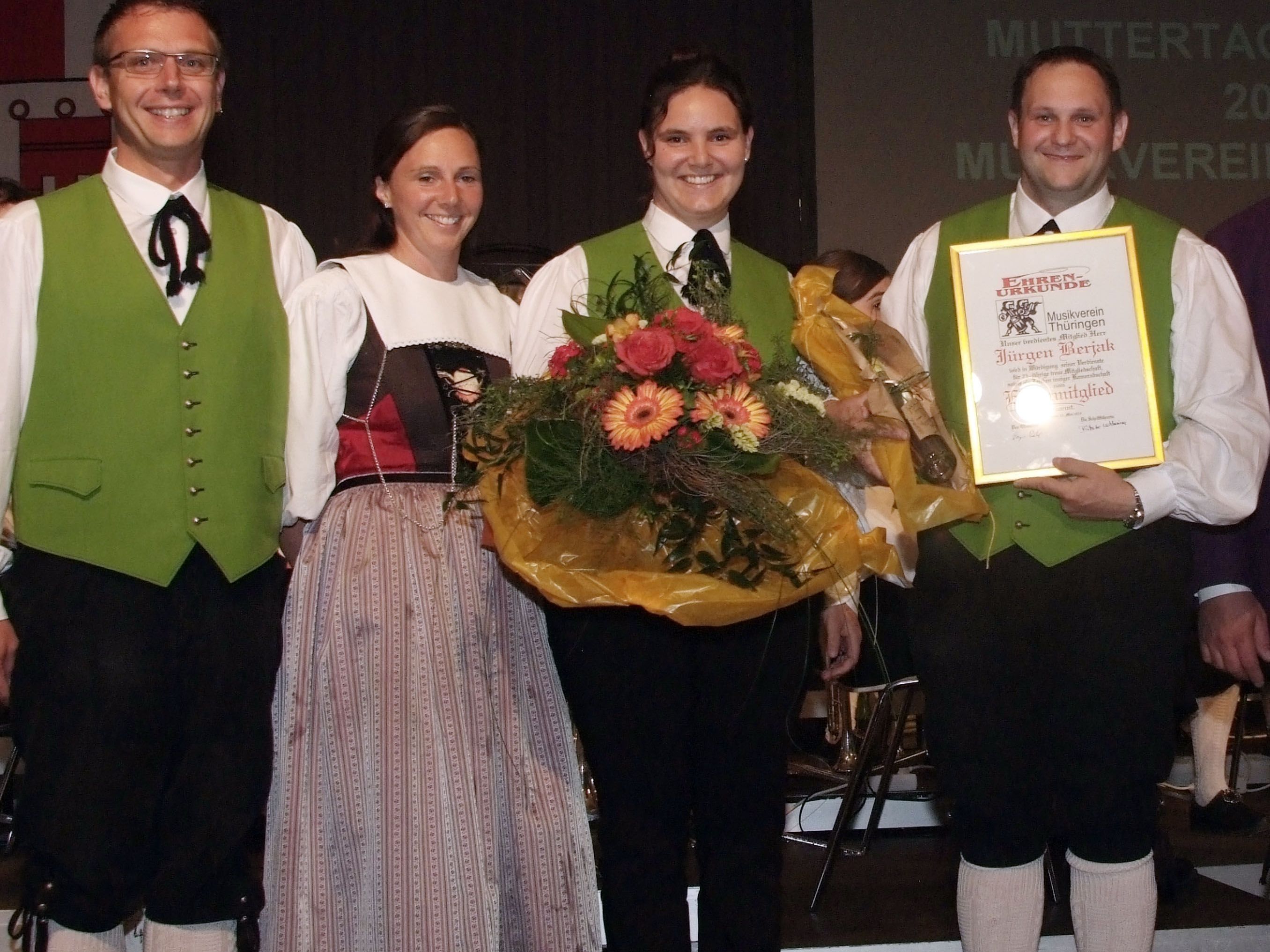 v.li. Vizeobmann Roland Köfler mit Regine, Henriette und Jürgen Berjak. v.li. Vizeobmann Roland Köfler mit Regine, Henriette und Jürgen Berjak.