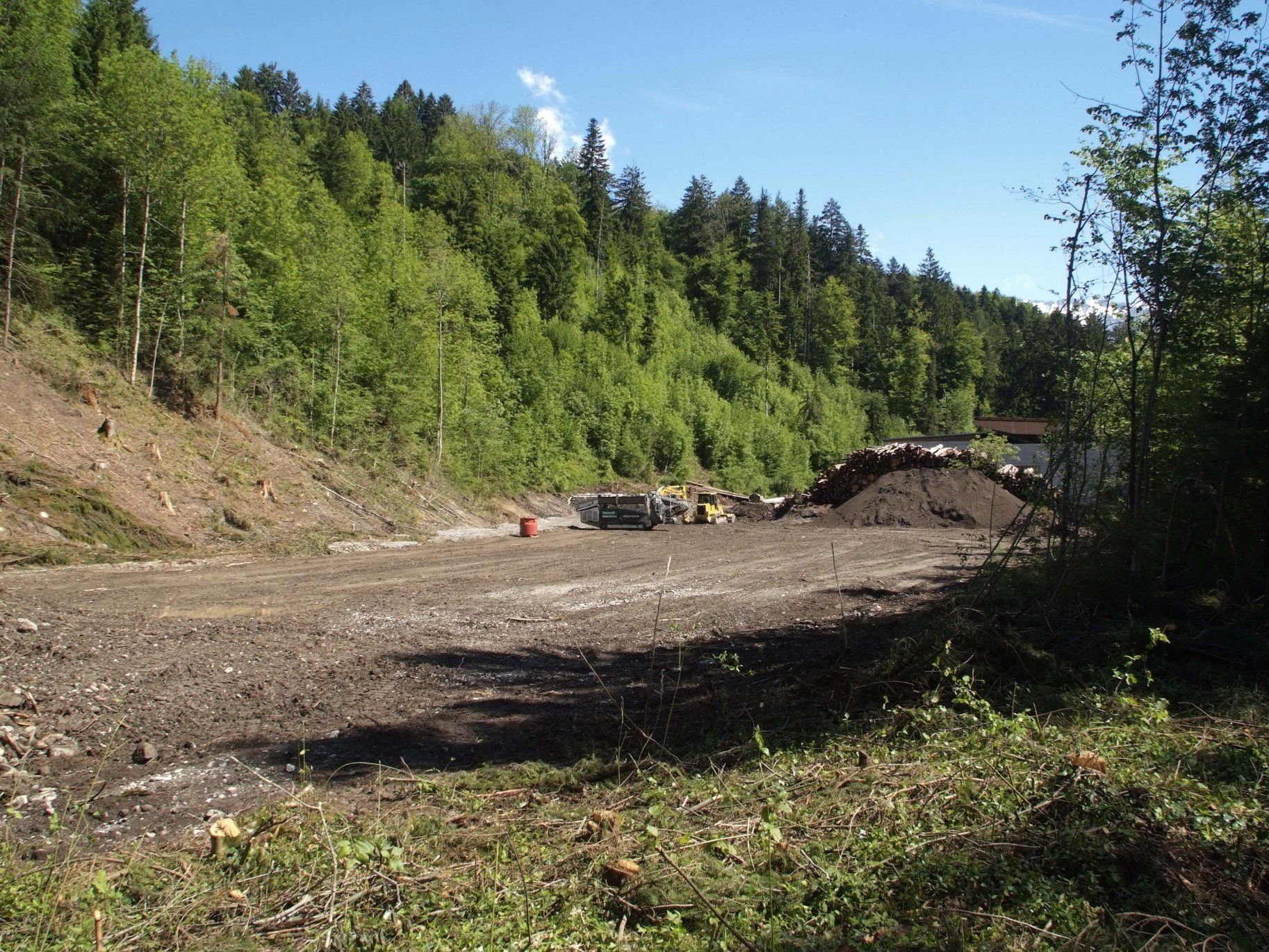 Im Garox sind die ersten Baumaschinen für das neue Dienstleistungszentrum aufgefahren.