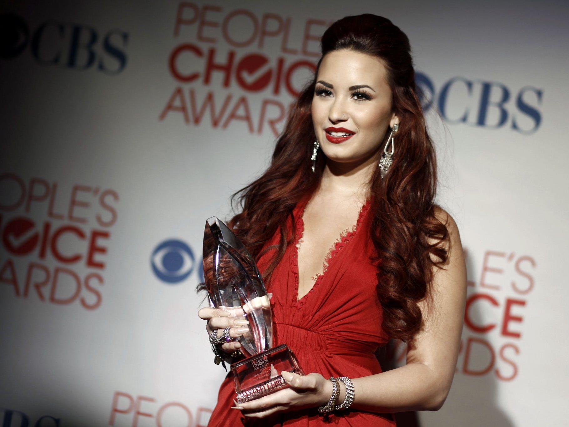 Demi Lovato wird Britney Spears als Jurorin unterstützen. Demi Lovato wird Britney Spears als Jurorin unterstützen.