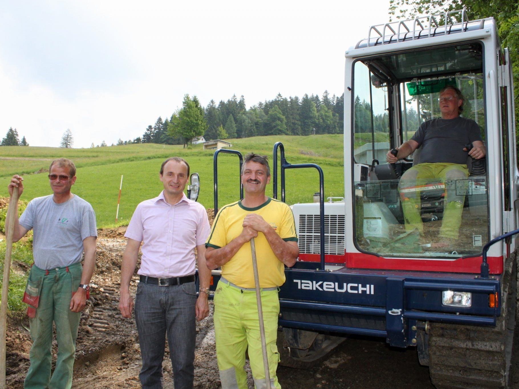 Bürgermeister Alfons Rädler mit Mitarbeitern der Wildbach- und Lawinenverbauung an der Baustelle vor Ort.
