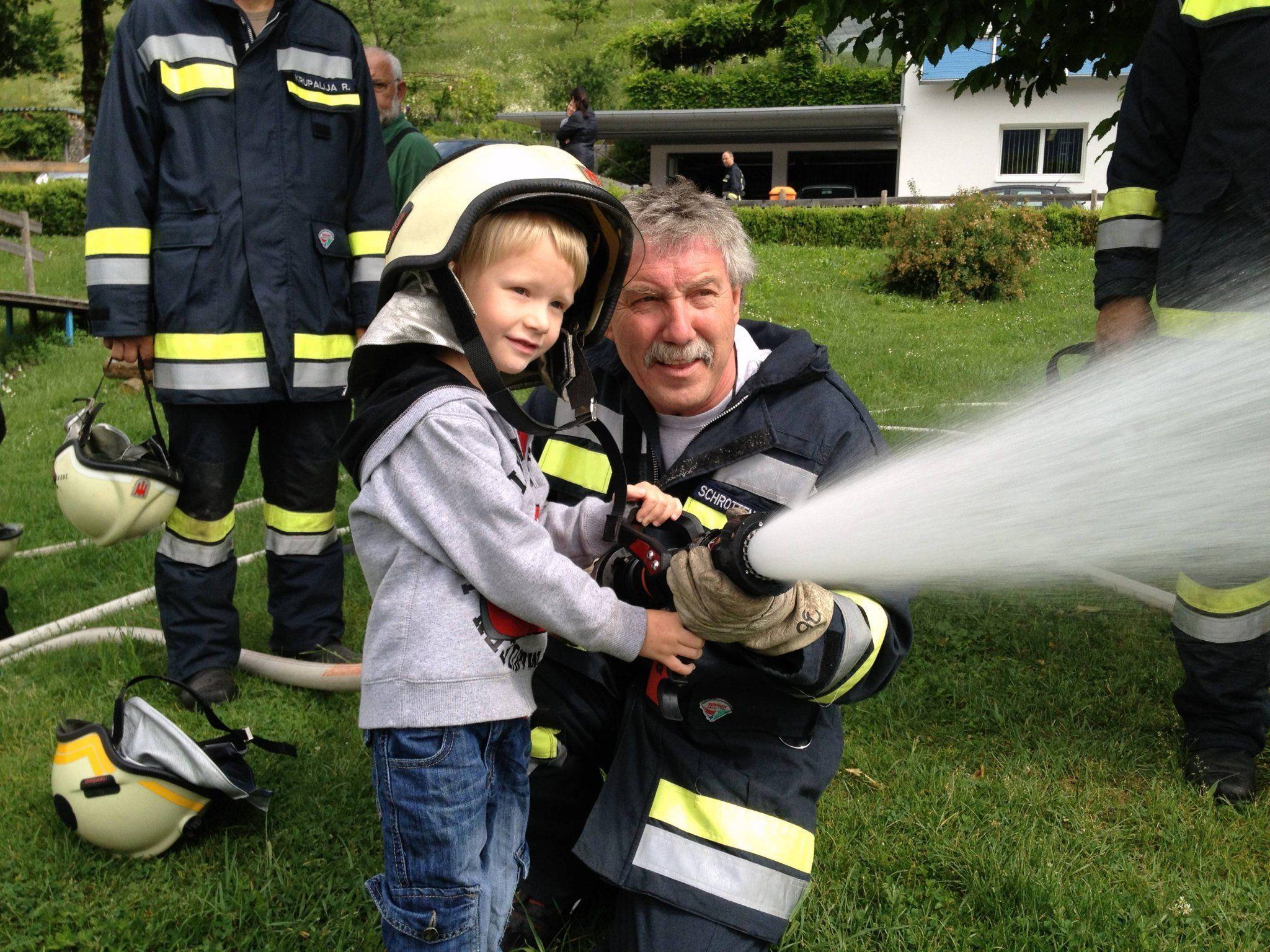 Kindergärtler übten sich zum Schluss selbst als Feuerwehrler