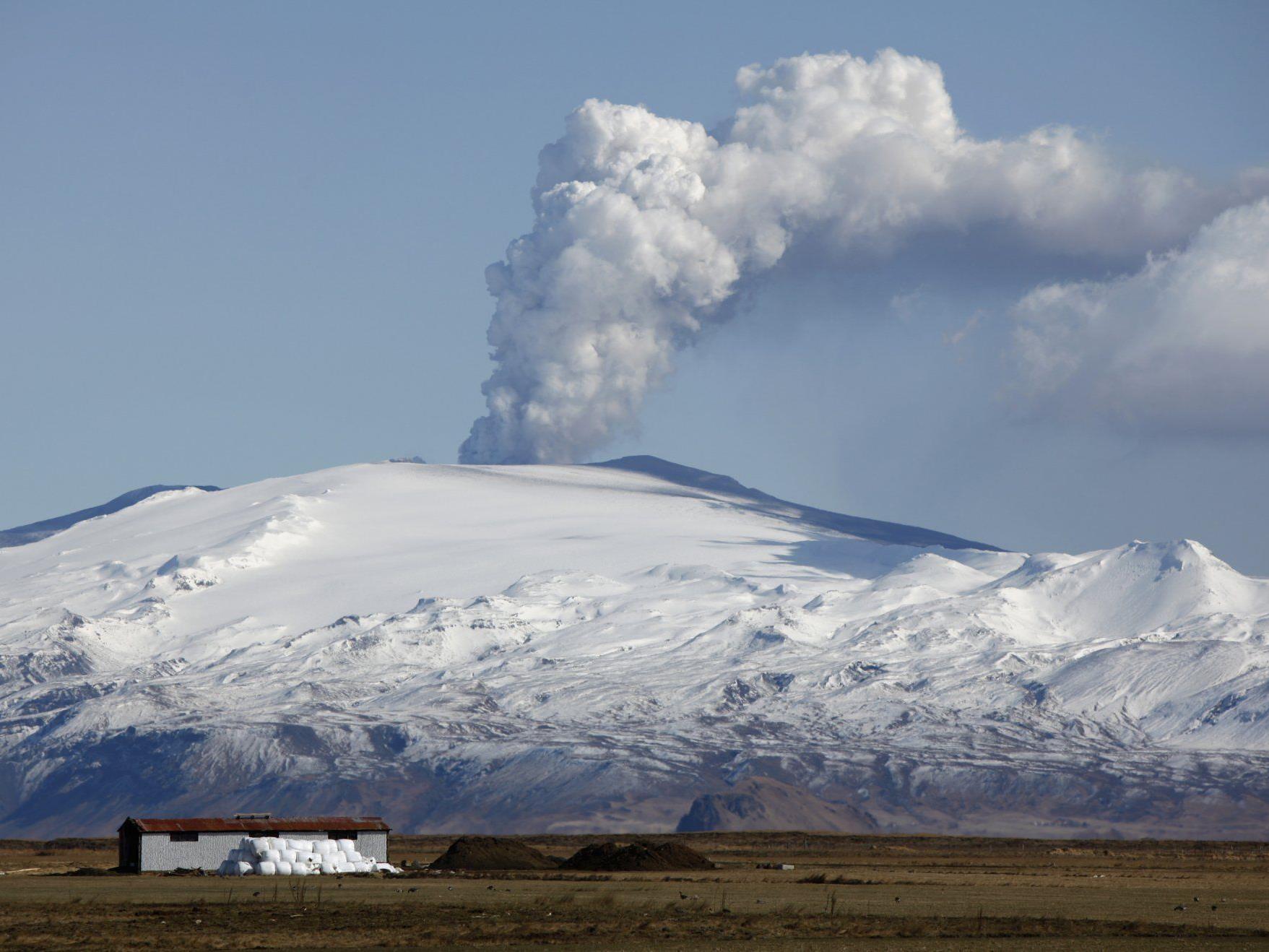 Nicht nur der Eyjafjallajökull "spuckt" Asche - ein Problem nicht nur für den Luftverkehr.