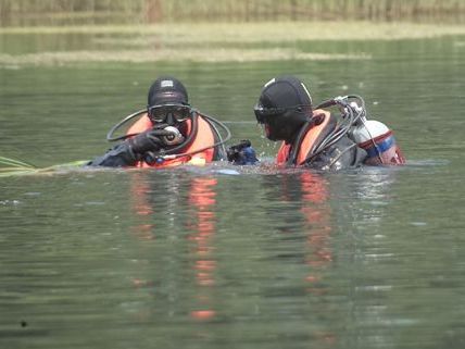Taucher suchen nach der am Montag mit ihrem Auto in einem Kanal versunkenen Lenkerin. Taucher suchen nach der am Montag mit ihrem Auto in einem Kanal versunkenen Lenkerin.