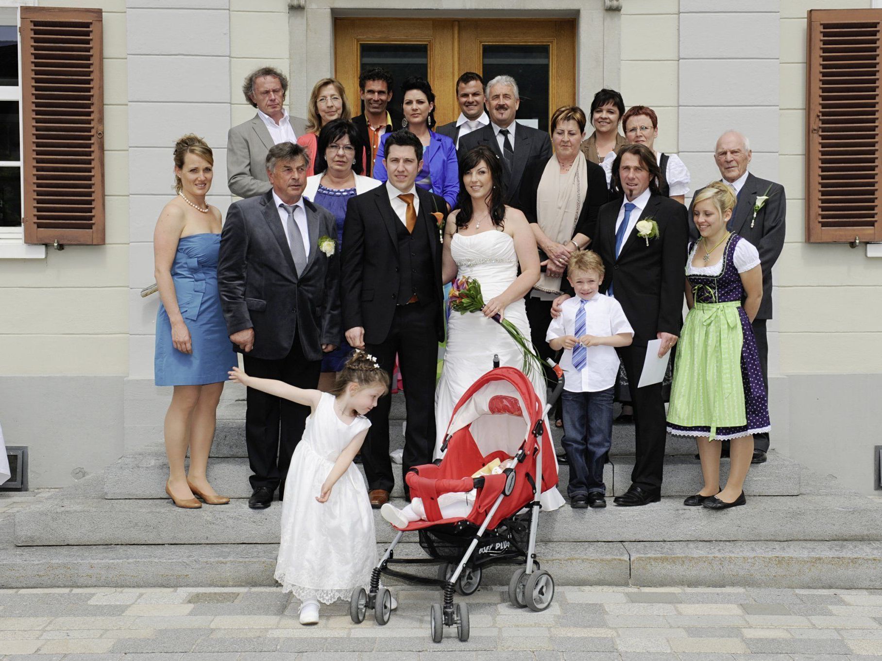 Frisch getraut präsentierten sich Antonia Schapler und Marco Fiel mit ihren Verwandten und Freunden den Fotografen. Frisch getraut präsentierten sich Antonia Schapler und Marco Fiel mit ihren Verwandten und Freunden den Fotografen.