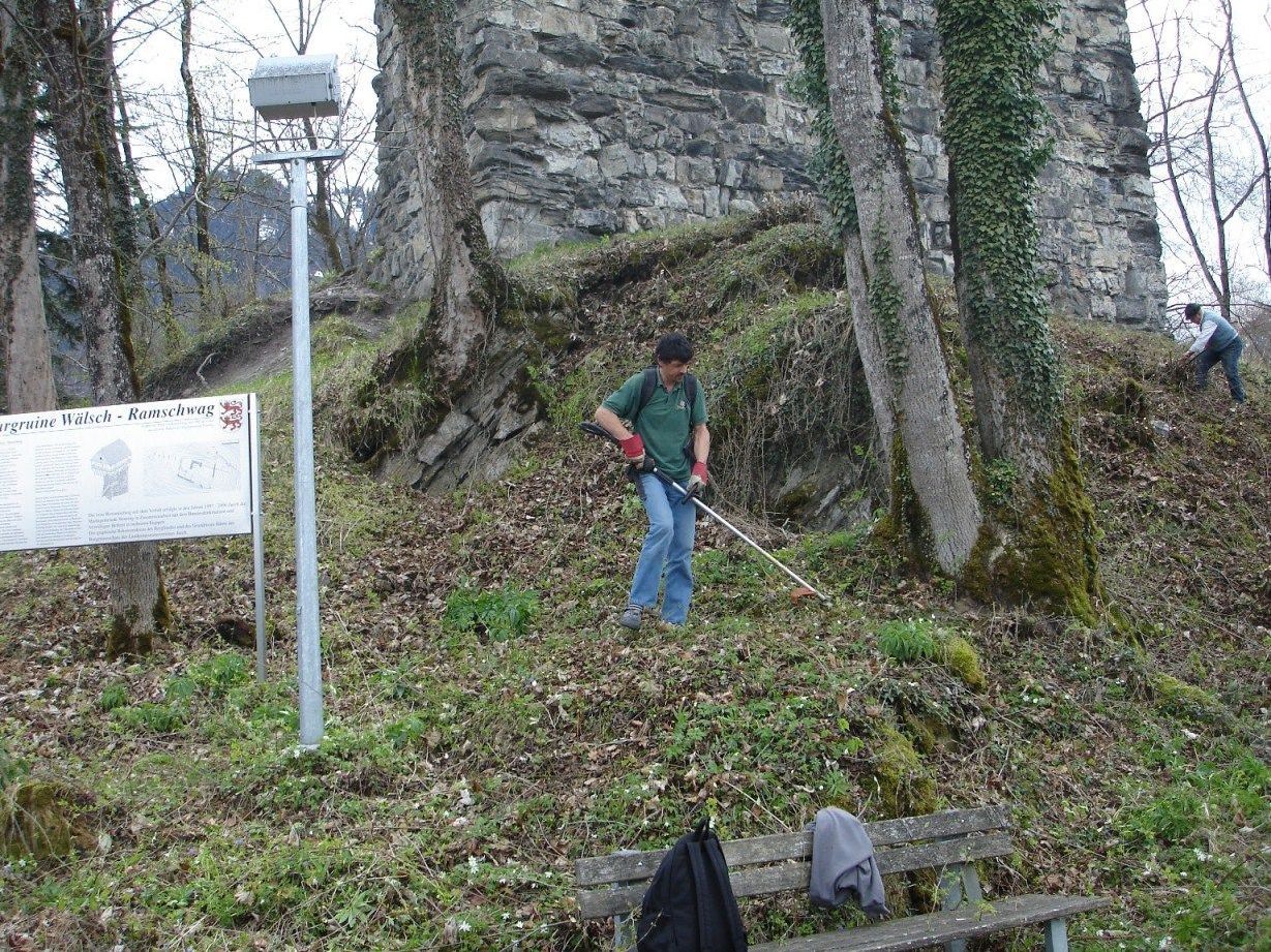 Die Gemäuer der Burgruine Ramschwag werden regelmäßig gesäubert.