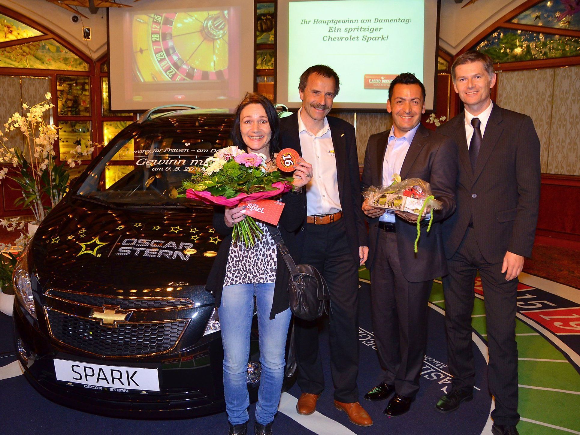 Casino Direktor Bernhard Moosbrugger, Chevrolet Gebietsleiter Christian Müller und Oscar Stern vom Autohaus Oscar Stern in Hard freuten sich mit der strahlenden Gewinnerin und gratulierten recht herzlich. Casino Direktor Bernhard Moosbrugger, Chevrolet Gebietsleiter Christian Müller und Oscar Stern vom Autohaus Oscar Stern in Hard freuten sich mit der strahlenden Gewinnerin und gratulierten recht herzlich.