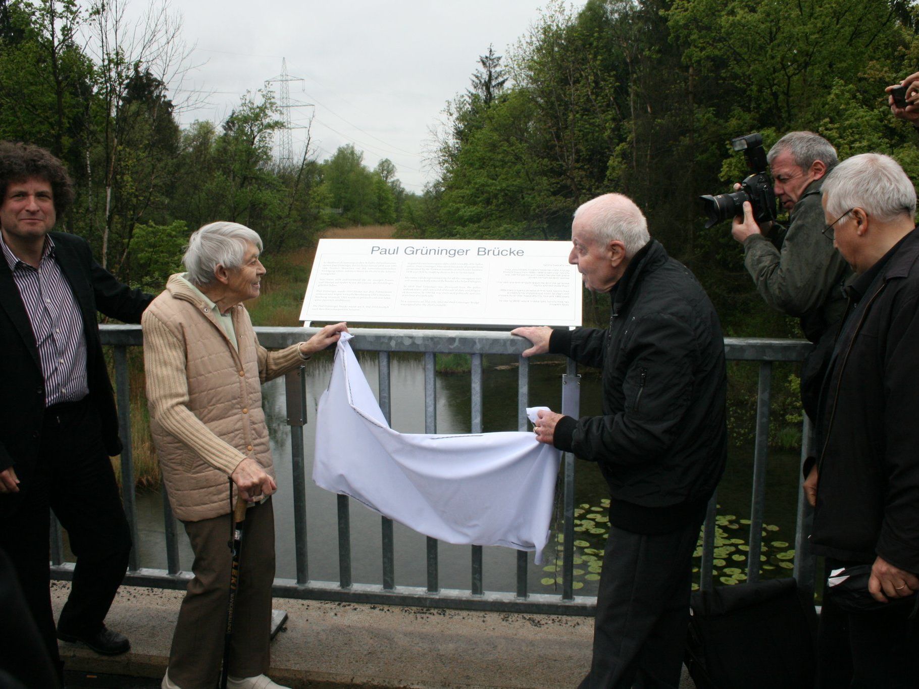 Ruth Roduner-Grüninger und Robert Kreutner enthüllen die Gedenktafel. Ruth Roduner-Grüninger und Robert Kreutner enthüllen die Gedenktafel.
