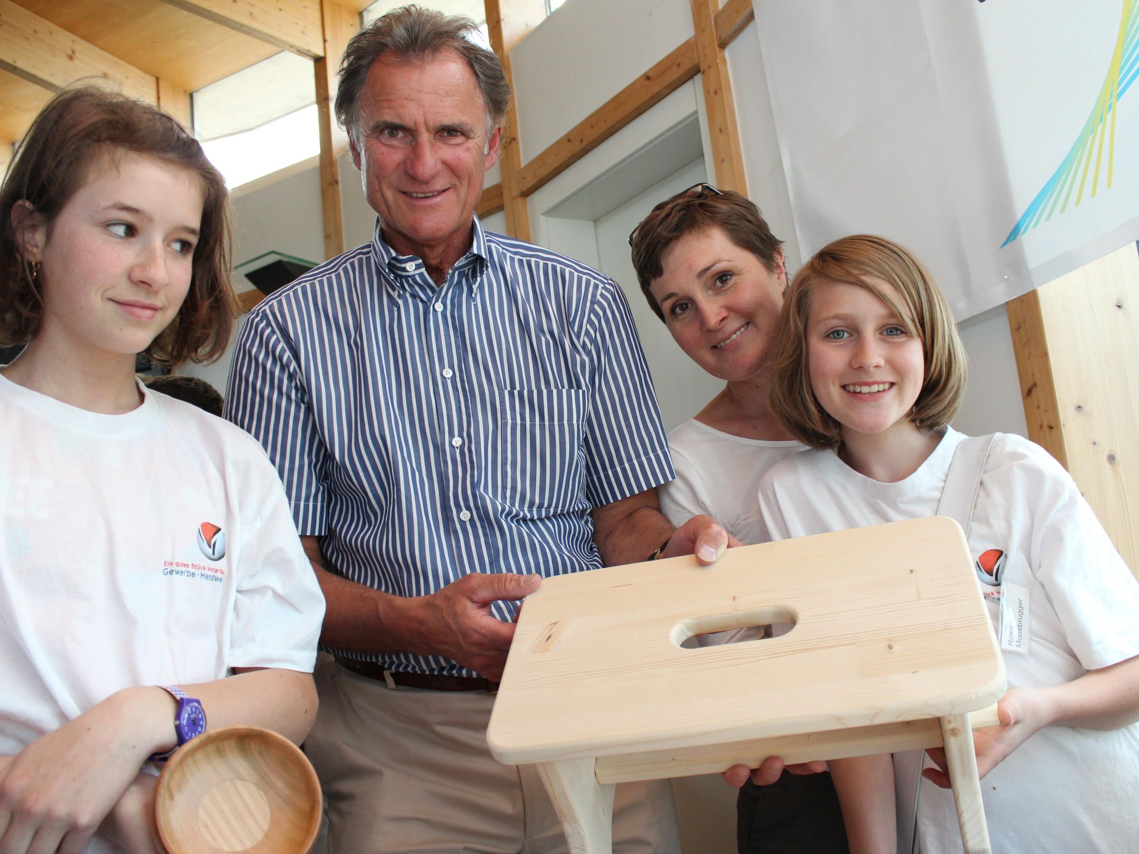 WK-Präsident Manfred Rein und Vizebgm. Angelika Moosbrugger mit Saskia und Rosa. WK-Präsident Manfred Rein und Vizebgm. Angelika Moosbrugger mit Saskia und Rosa.