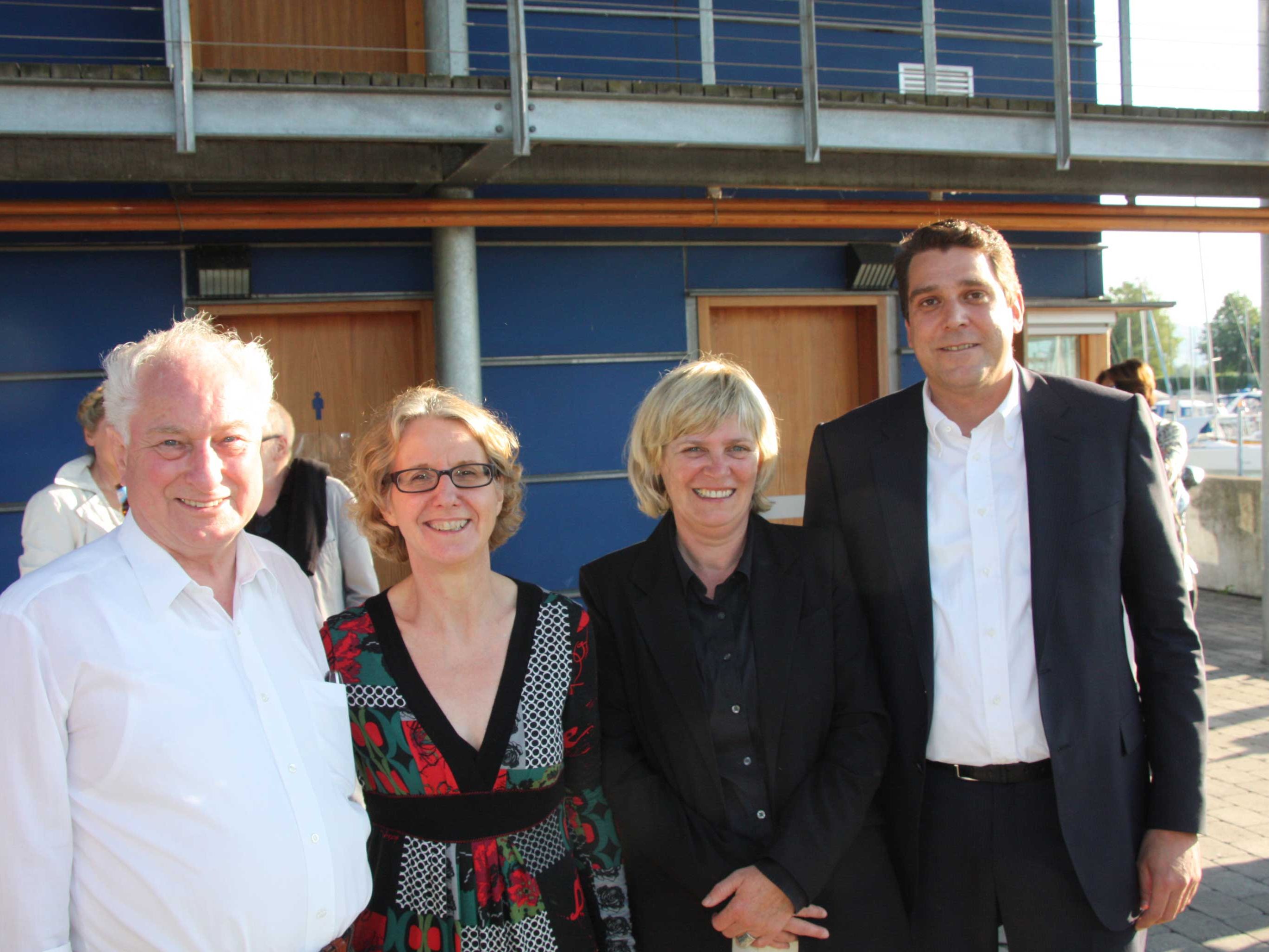 Alwin Riedmann (links) rief vor 30 Jahren den Harder Literaturpreis ins Leben. Dagmar Ullmann-Bautz, Andrea Romagna-Miessgang, Bm. Harald Köhlmeier Alwin Riedmann (links) rief vor 30 Jahren den Harder Literaturpreis ins Leben. Dagmar Ullmann-Bautz, Andrea Romagna-Miessgang, Bm. Harald Köhlmeier