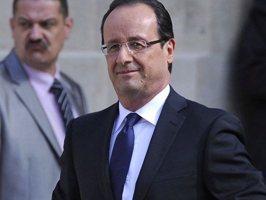 Hollandes erster Tag: Vormittag Stabübernahme, Nachmittag Angela Merkel. Hollandes erster Tag: Vormittag Stabübernahme, Nachmittag Angela Merkel.