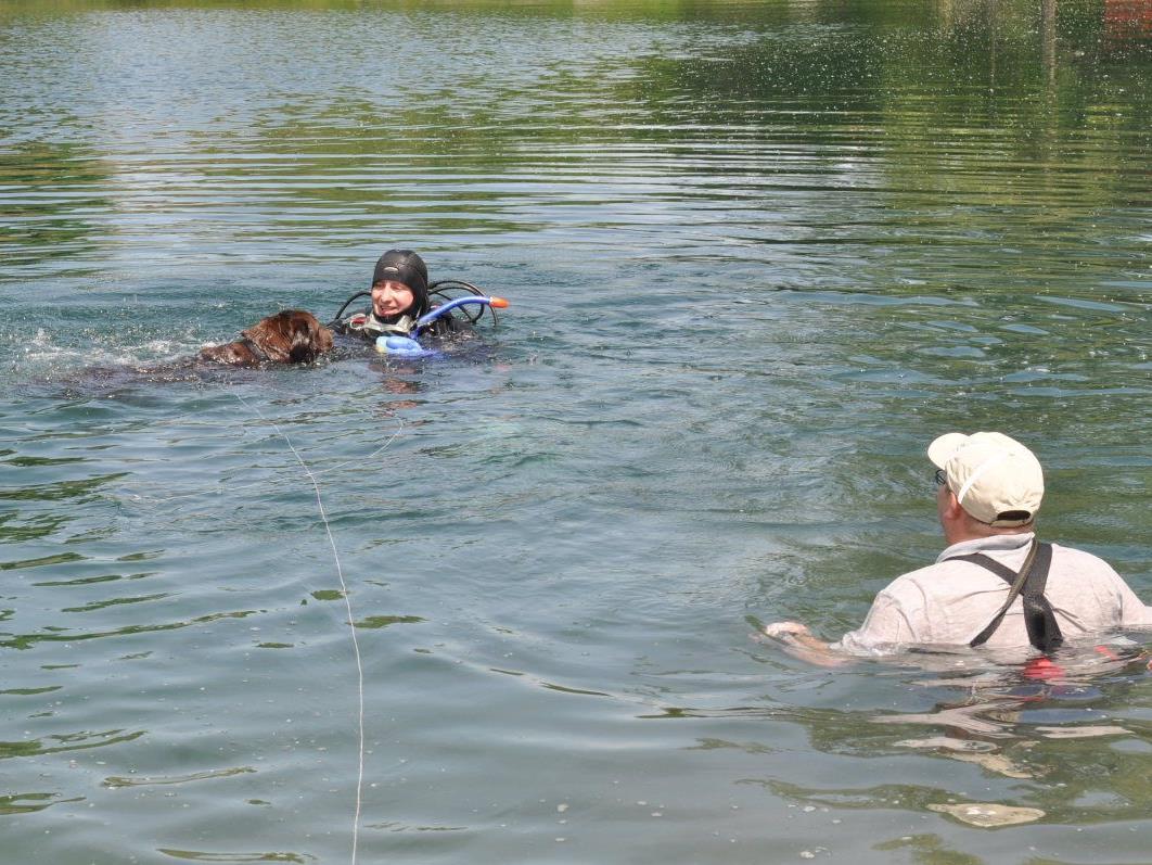 Stressresistent zeigten sich Hund und Hundeführer: Gino fand mit Jürgen Egger sein „Opfer“ im Wasser.