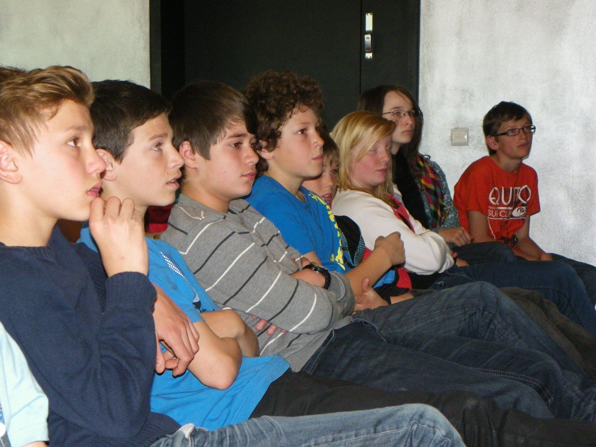 Gespannt lauschten die Schüler den Geschichten. Gespannt lauschten die Schüler den Geschichten.