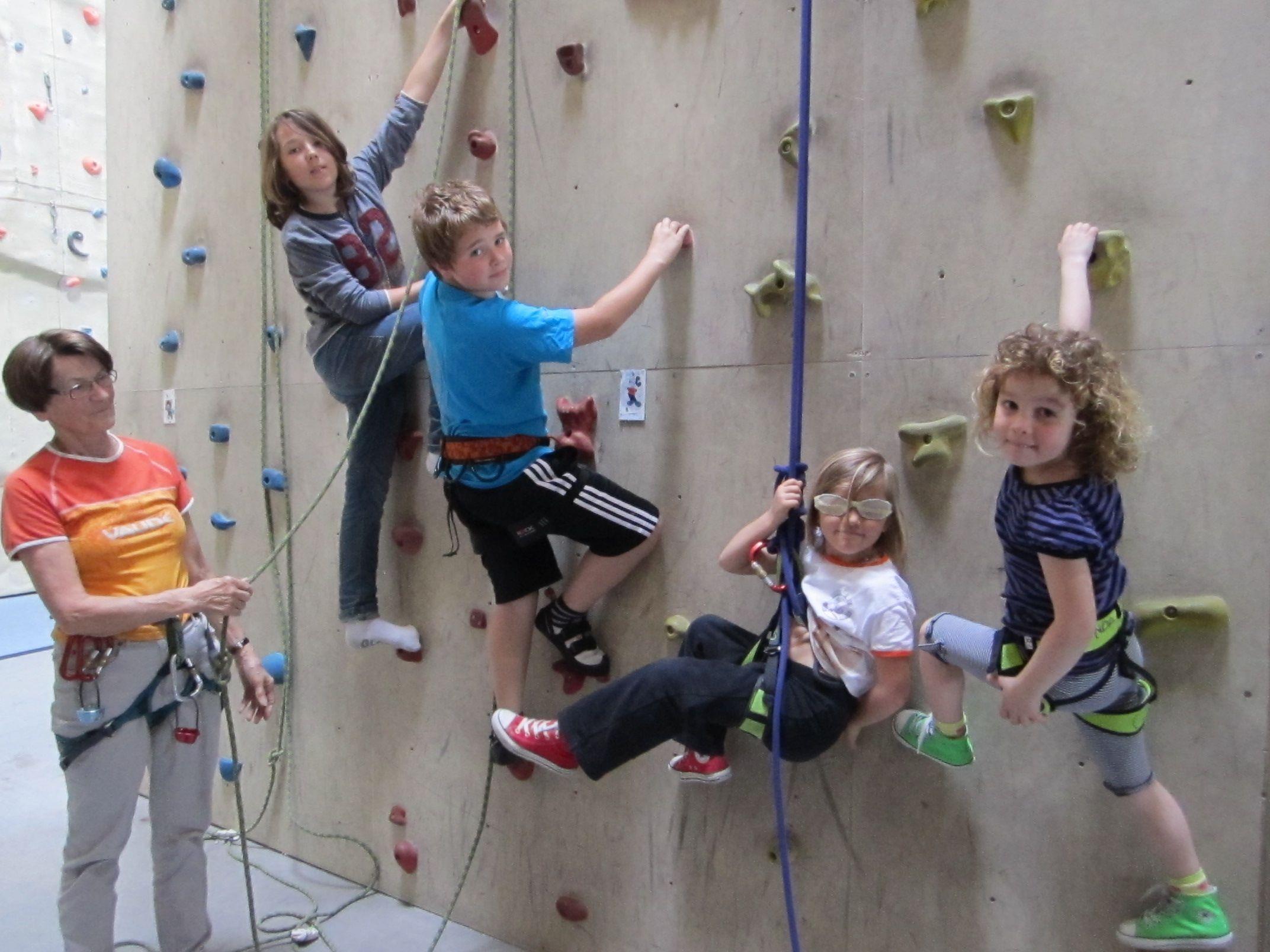 Die Kindergruppe des Alpenvereins Wolfurt hat mit Jugendleiterin Helga Rinderer Spaß am Klettern.