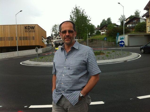 Dipl. Ing. Roland Ladner von der Vorarlberger Landesregierung/Abteilung Straßenbau beim Lokalaugenschein mit der VN-Heimat