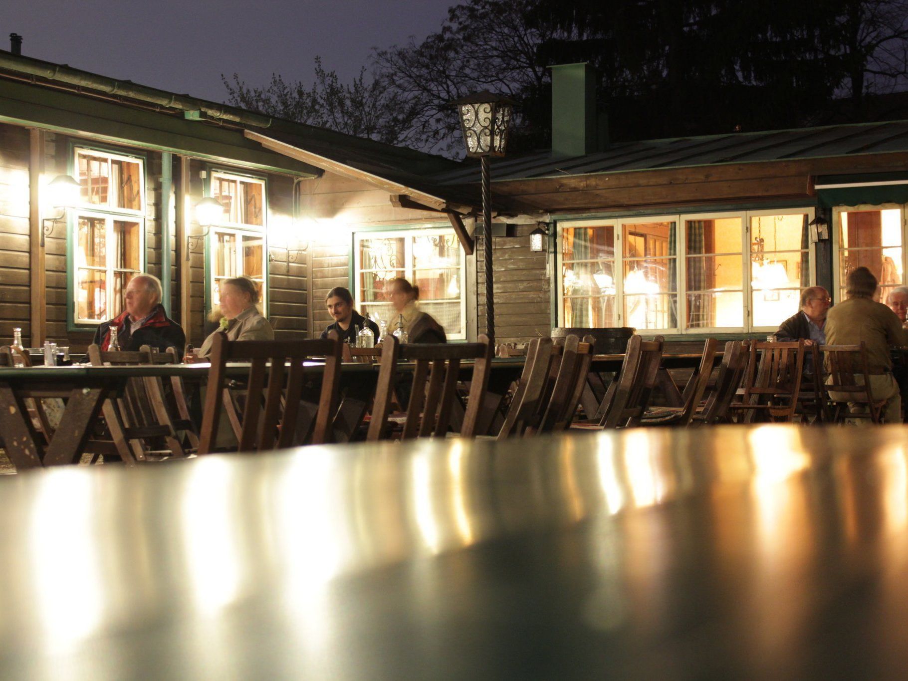 Gemütlicher Abend beim Heurigen Schübl-Auer in Nußdorf. Wir haben die Wiener Heurigen im großen Check! Gemütlicher Abend beim Heurigen Schübl-Auer in Nußdorf. Wir haben die Wiener Heurigen im großen Check!