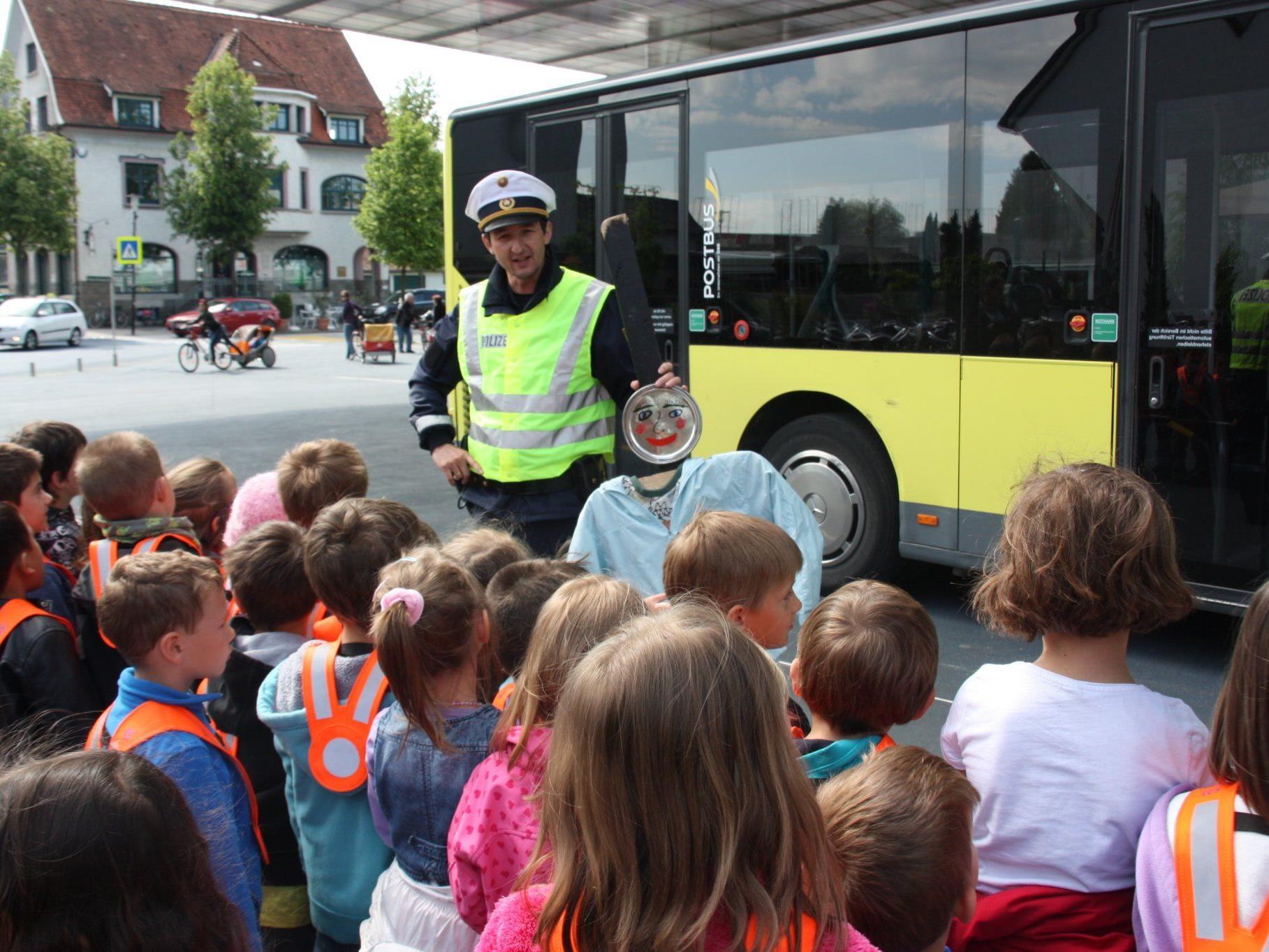René Schreiber von der Lustenauer Sicherheitswache demonstrierte den Kindern, wie man sich beim Ein- und Aussteigen im Bus richtig verhält.