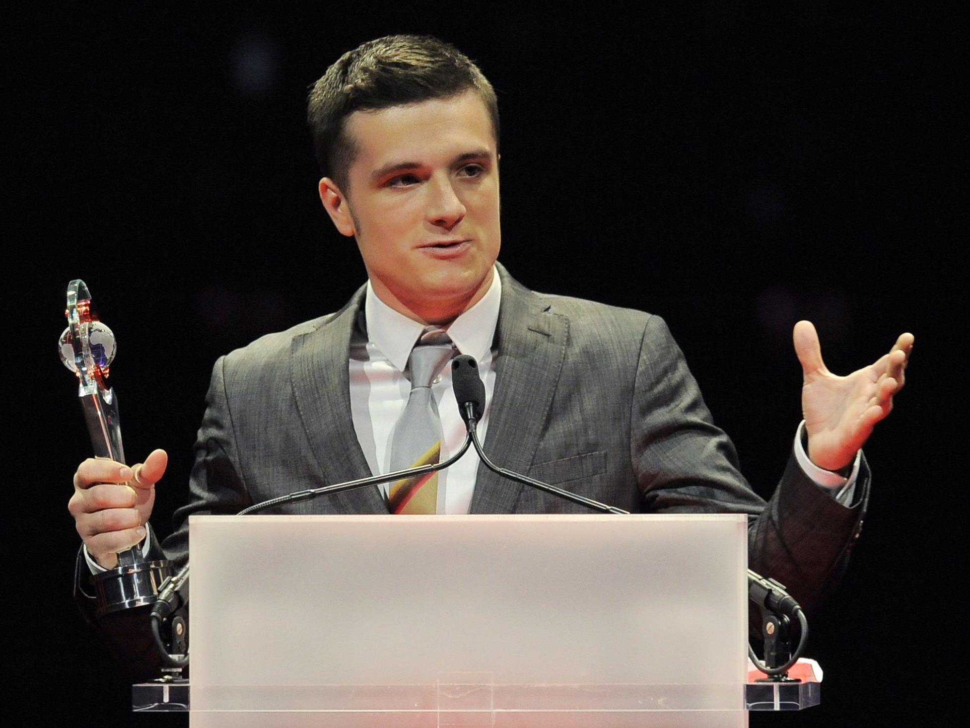 Josh Hutcherson bei einer Preisverleihung - da war sein Näschen noch heil. Josh Hutcherson bei einer Preisverleihung - da war sein Näschen noch heil.