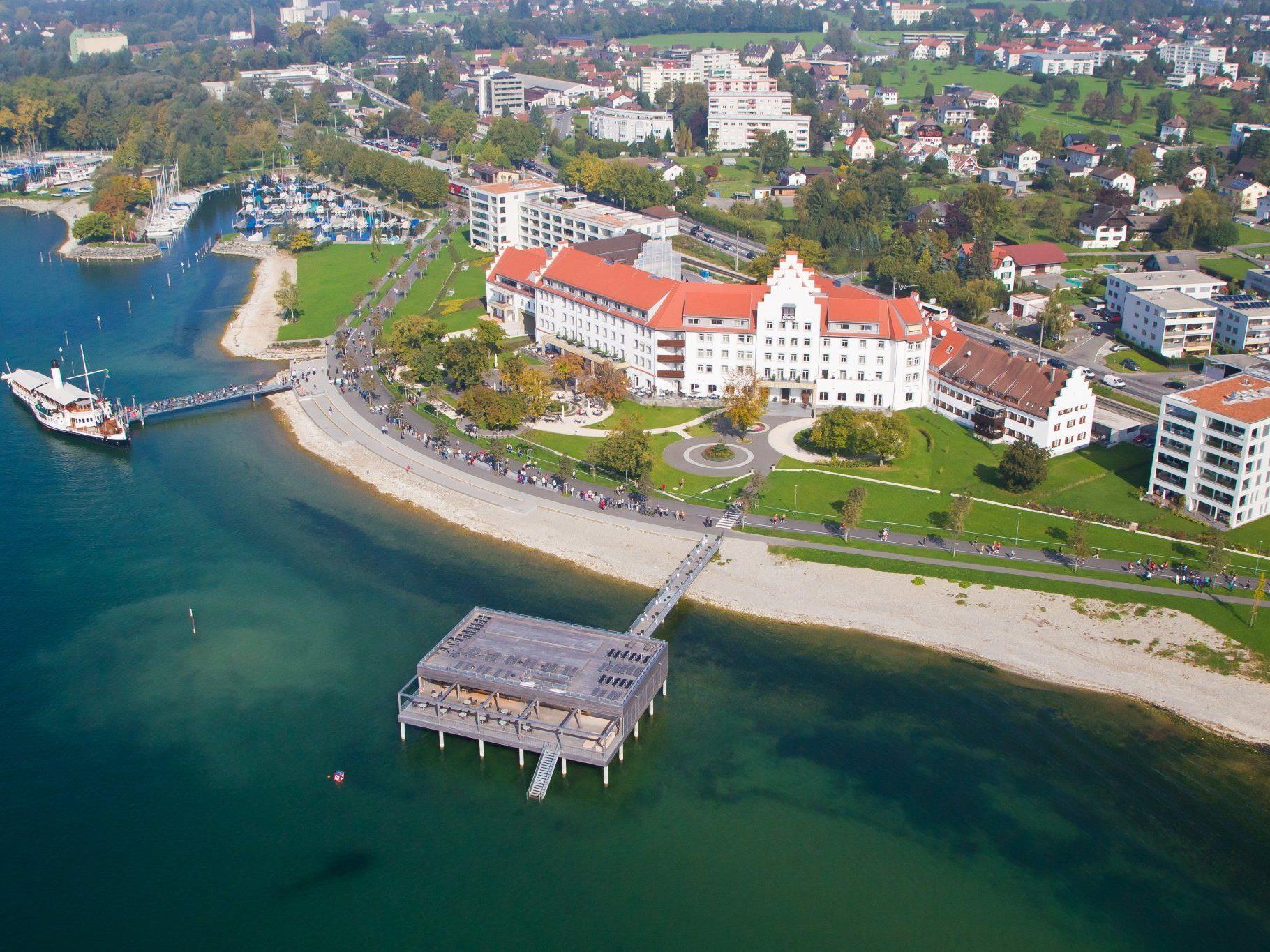 Mächtig steht es da am Lochauer Bodenseeufer – das Seehotel am Kaiserstrand.