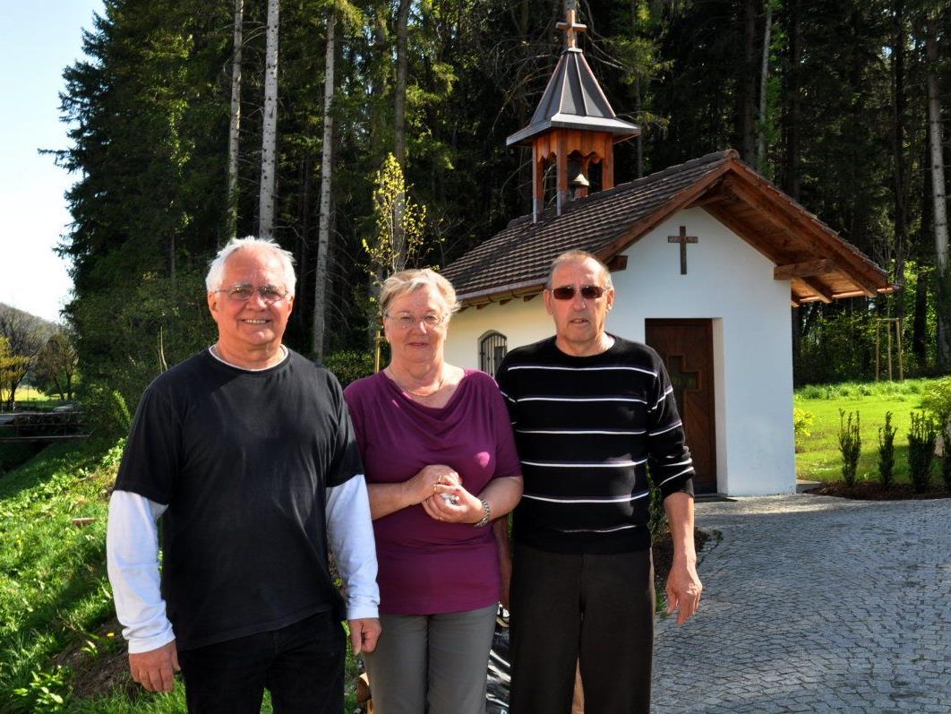 Alfred Bolter, Maria und Werner Unterkircher freuen sich über die schön sanierte Kapelle im Rheinmahd.