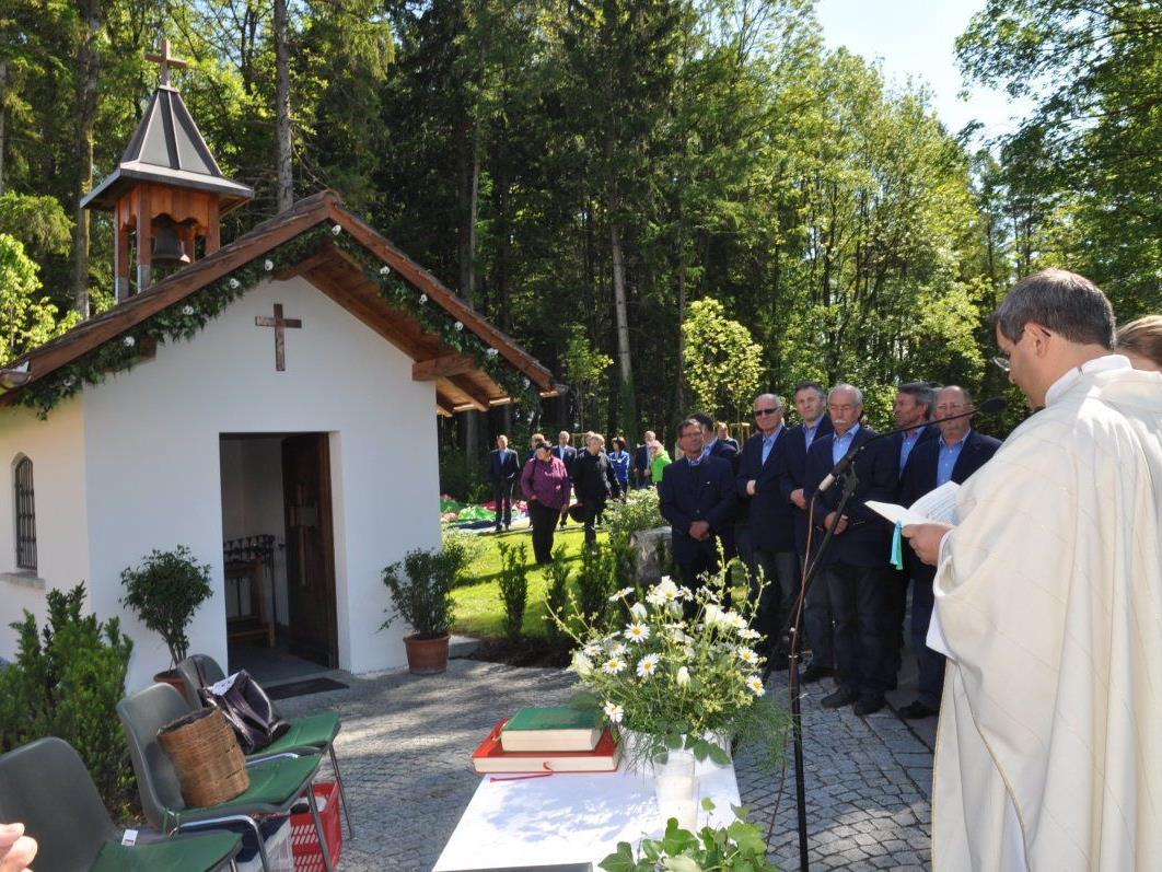 Bei einer feierlichen Messe mit dem Kirchenchor segnete Pfarrer Romeo Pal die Kapelle Rheinmahd.