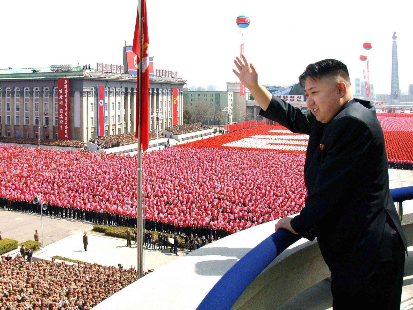 Kim Jong Un lässt sich trotz Hungers in seinem Volk vergöttern.