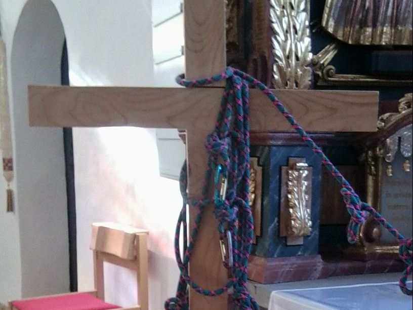 Kommunionkreuz mit Bergseil in der Pfarrkirche Gaschurn Kommunionkreuz mit Bergseil in der Pfarrkirche Gaschurn