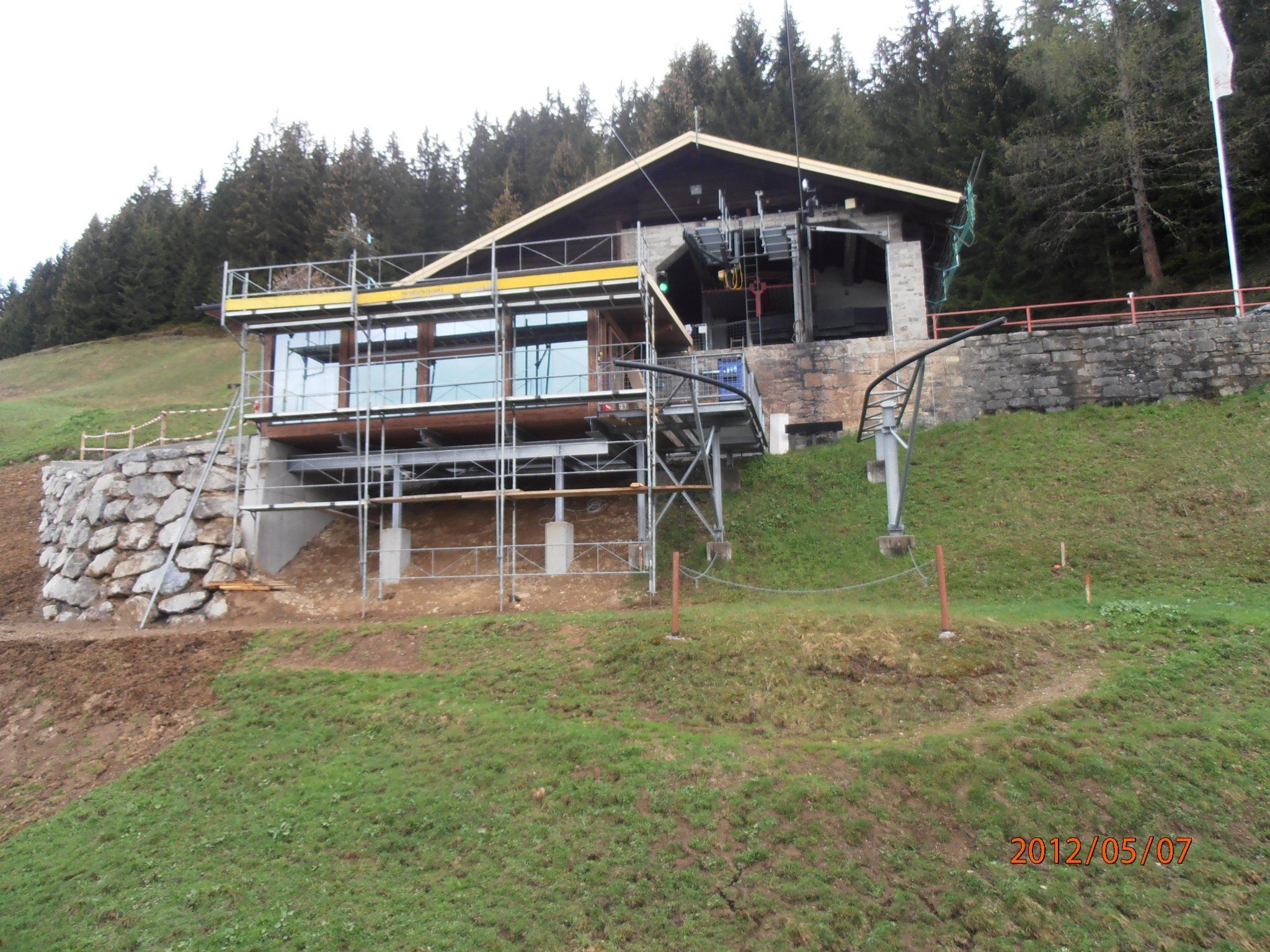 Das Ein- und Aussteigen bei der Bergstation bietet allen Personen einen hohen Komfort. Das Ein- und Aussteigen bei der Bergstation bietet allen Personen einen hohen Komfort.