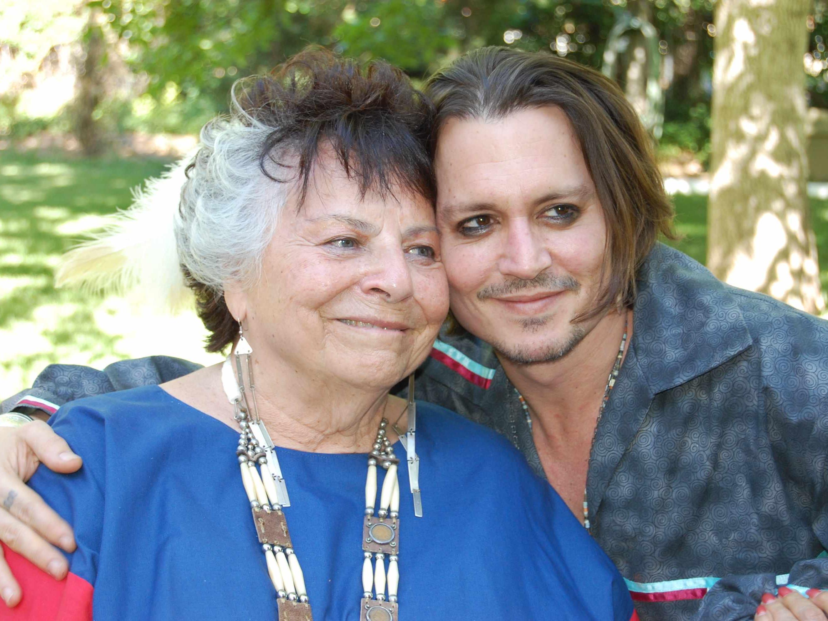Johnny Depp mit LaDonna Harris, einer Sprecherin des indigenen Stammes