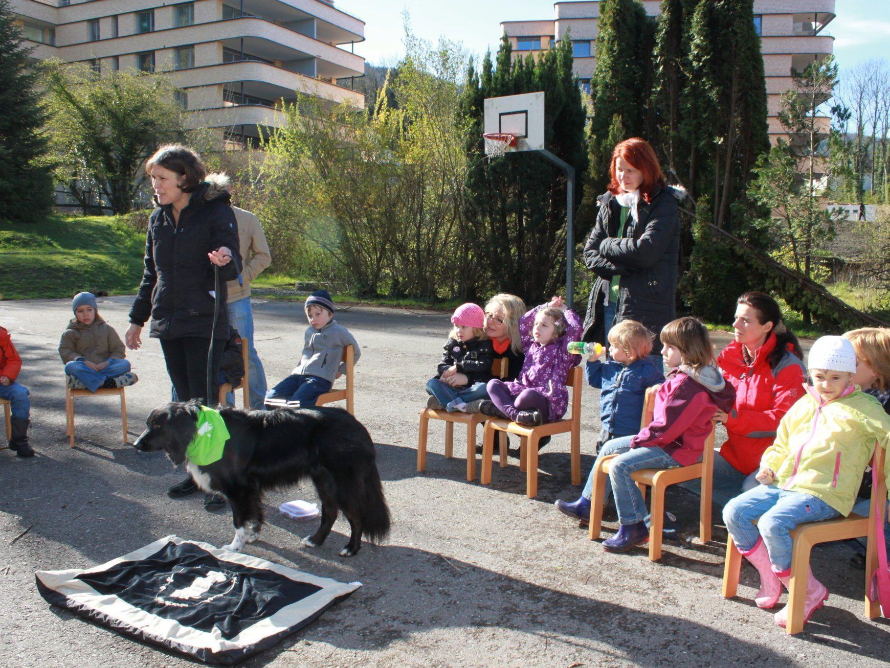 Christine Fliesser und ihre ausgebildete Schulhündin Kira zu Besuch bei den Kindern des Kindergartens Seepark.