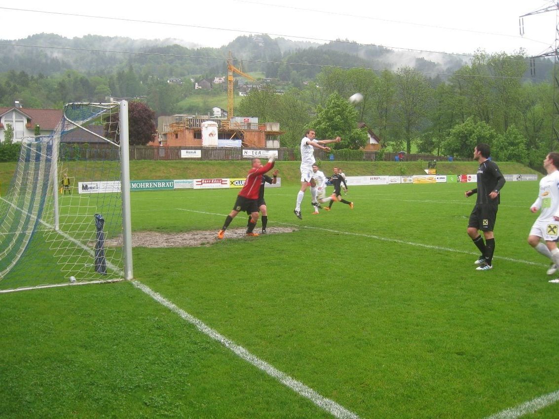 Christof Kogler springt am höchsten und es heißt gleich 4:0 für den SV Typico Lochau. Christof Kogler springt am höchsten und es heißt gleich 4:0 für den SV Typico Lochau.