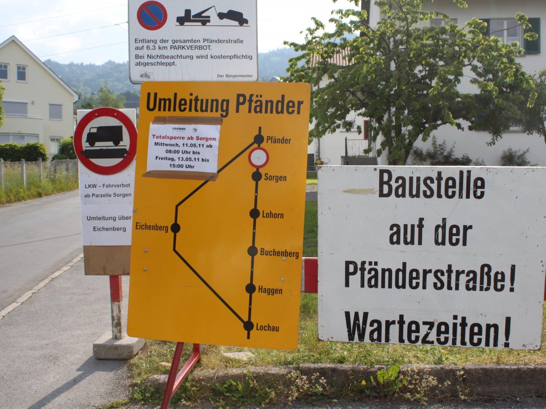 Hinweistafeln am Beginn der Pfänderstraße informieren die Autofahrer über die aktuellen Sperren.