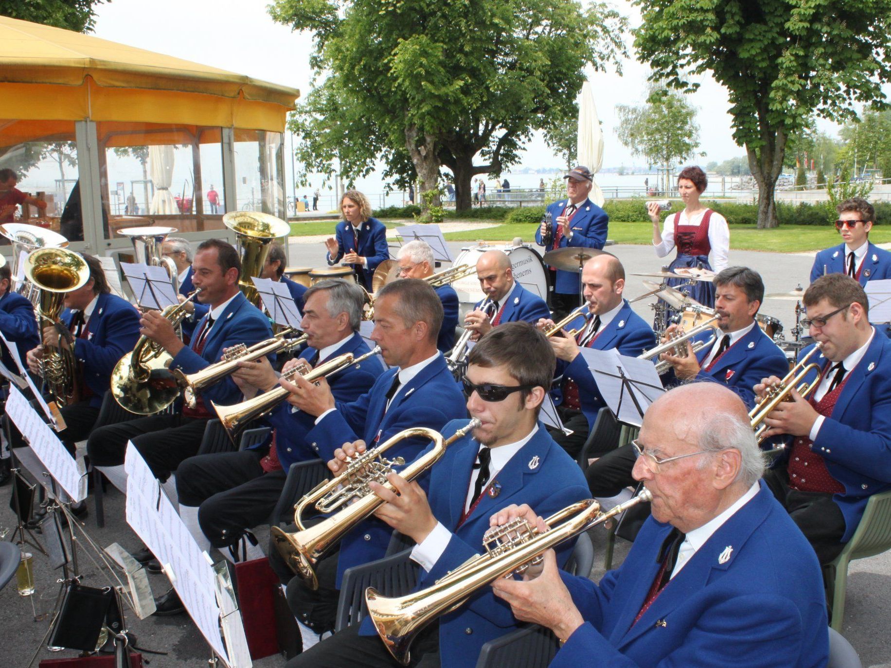 Zünftiger Blasmusikfrühschoppen am Kaiserstrand mit der Bürgermusik aus Hohenems. Zünftiger Blasmusikfrühschoppen am Kaiserstrand mit der Bürgermusik aus Hohenems.