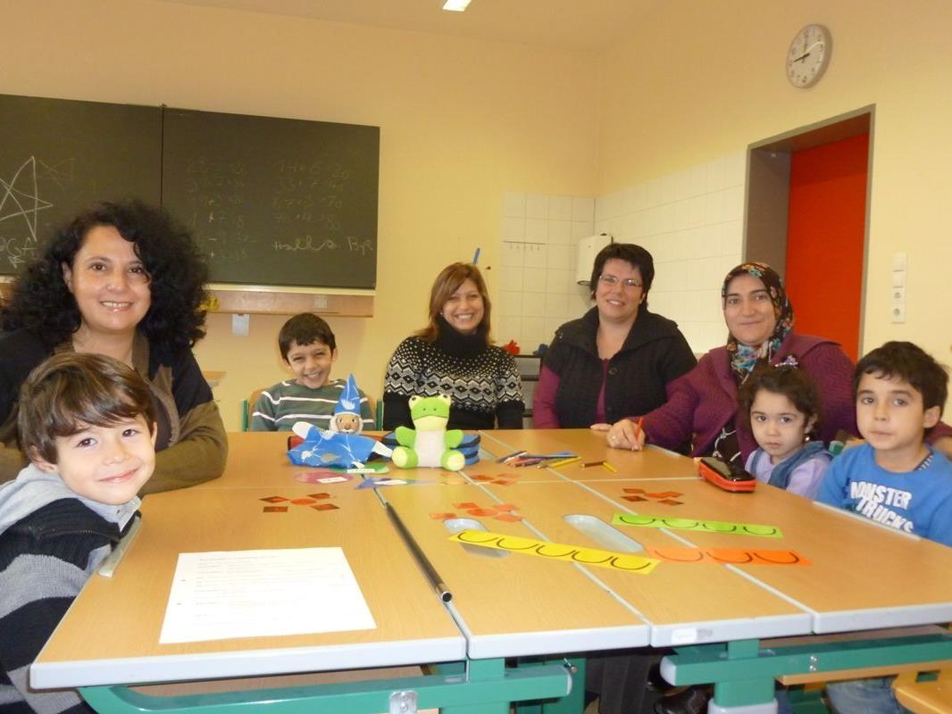 Kinder und Mütter lernen bei diesem Projekt mit Karin Hehle gemeinsam Deutsch.