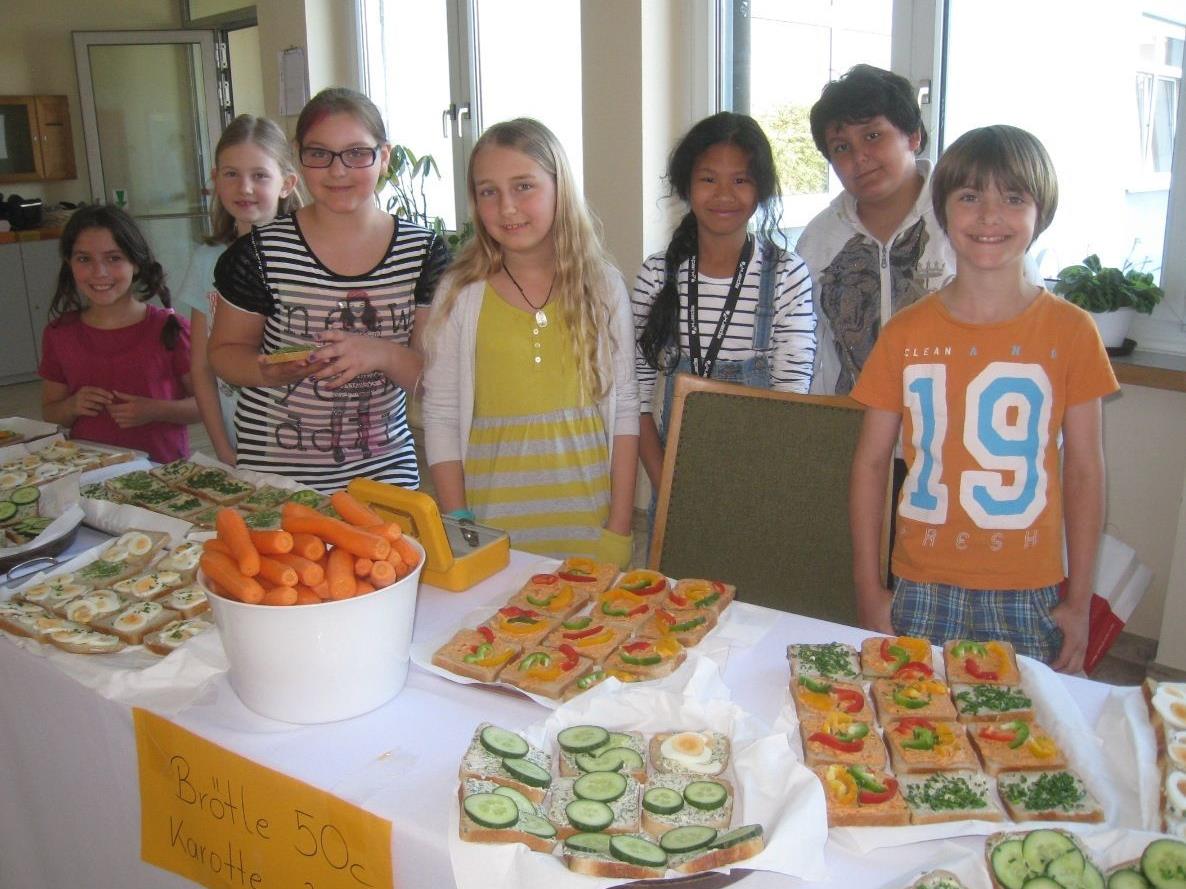 Die „Brötleaktion“ der Lochauer Volksschüler für ein Schulprojekt in Kenia findet großen Anklang.