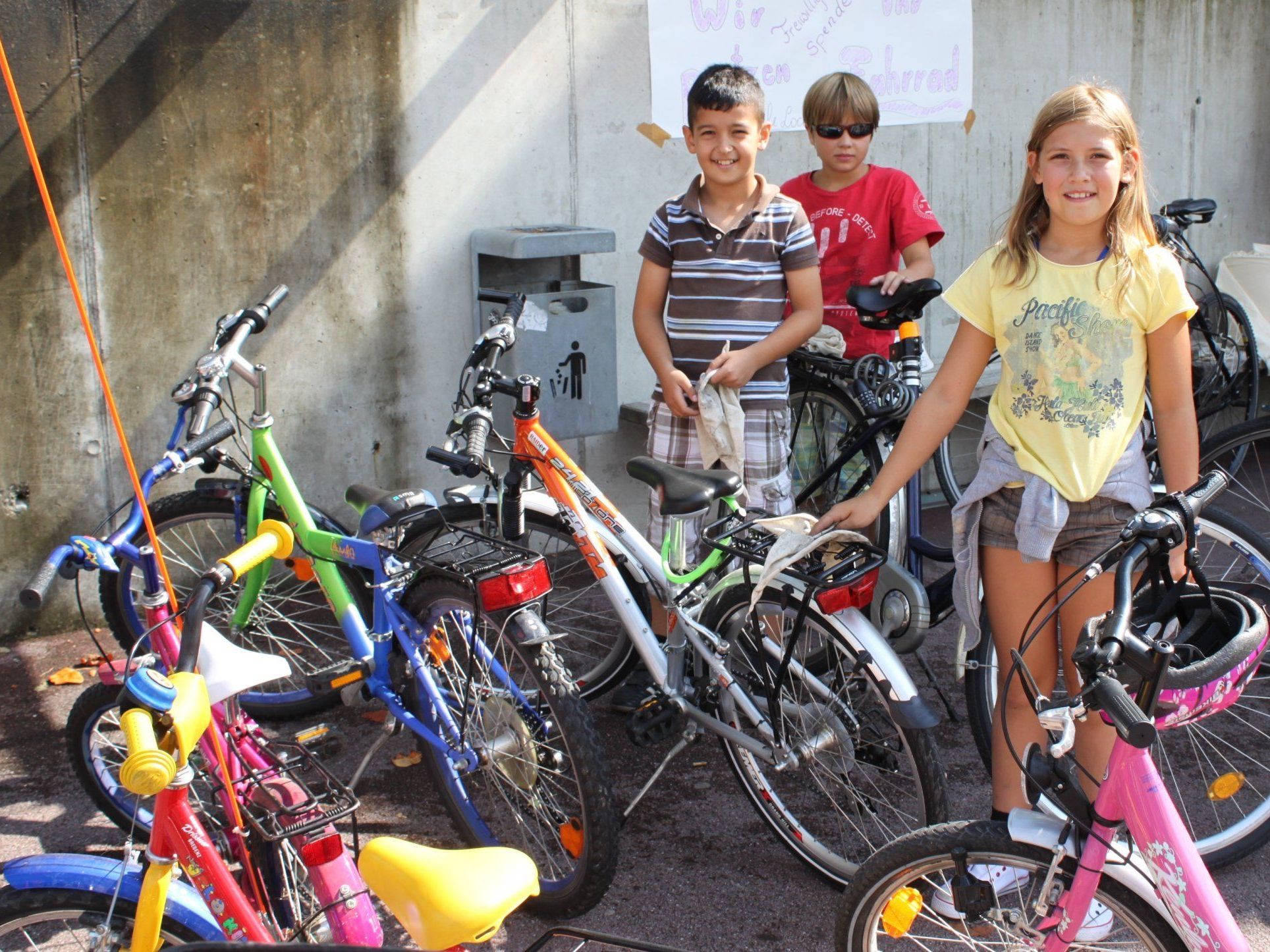 Fahrrad-Putzaktion beim „Weltladen Frühlingsfest“ mit FAHR RAD- Wettbewerbsauftakt. Fahrrad-Putzaktion beim „Weltladen Frühlingsfest“ mit FAHR RAD- Wettbewerbsauftakt.