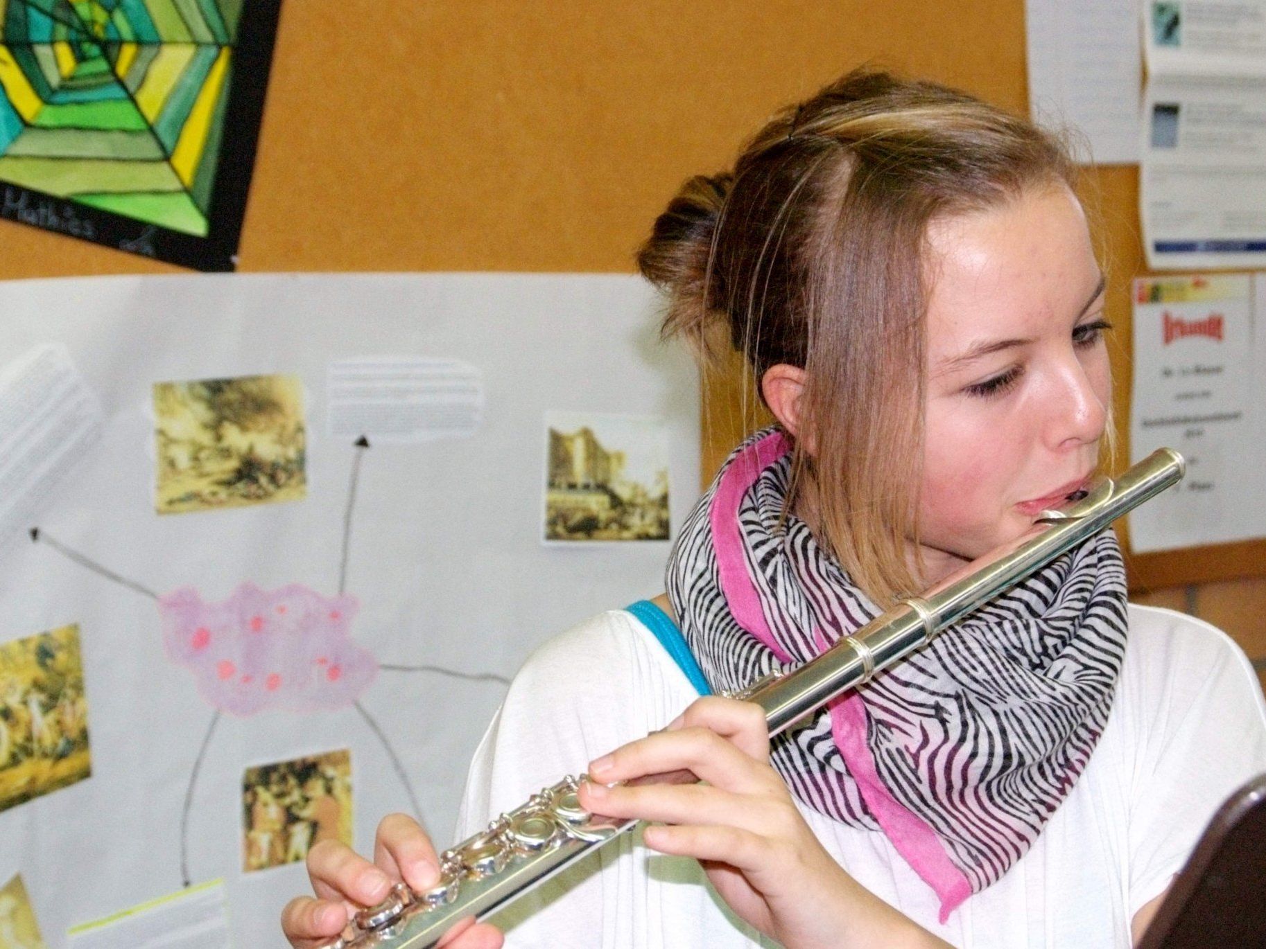 Die Jugend überbringt gemeinsam mit den „Großen“ die musikalischen Muttertagswünsche. Die Jugend überbringt gemeinsam mit den „Großen“ die musikalischen Muttertagswünsche.