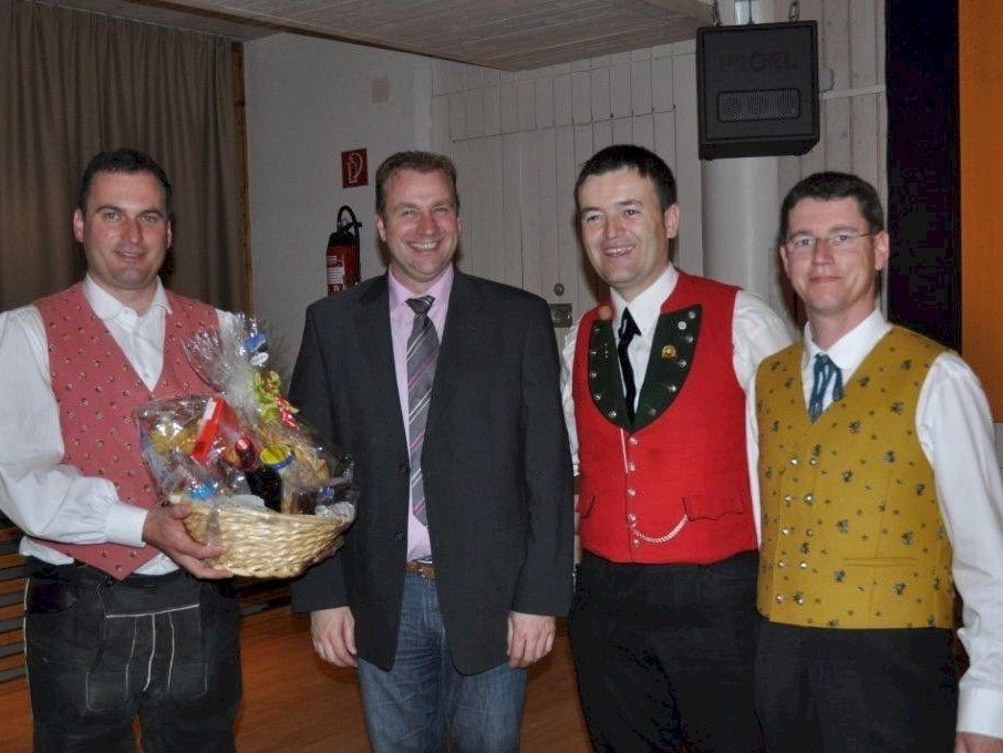 Die Dirigenten der Meisterklasse mit Landeskapellmeister Thomas Ludescher (2.v.l.). Die Dirigenten der Meisterklasse mit Landeskapellmeister Thomas Ludescher (2.v.l.).