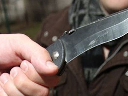 Mit einem Messer verletzte ein 72-Jähriger seine Frau bei einem Streit, die WEGA schritt ein. Mit einem Messer verletzte ein 72-Jähriger seine Frau bei einem Streit, die WEGA schritt ein.
