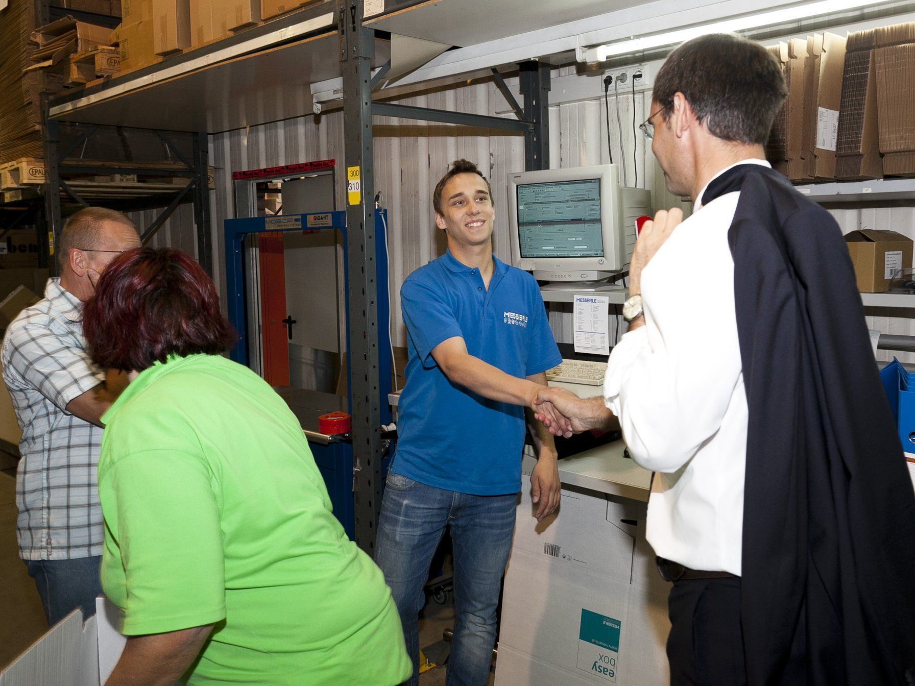 Besuch bei der Messerle GmbH in Mäder: Den Rundgang durch den Betrieb nützte Landeshauptmann Markus Wallner für kurze Gespräche mit den Mitarbeiterinnen und Mitarbeitern. Besuch bei der Messerle GmbH in Mäder: Den Rundgang durch den Betrieb nützte Landeshauptmann Markus Wallner für kurze Gespräche mit den Mitarbeiterinnen und Mitarbeitern.